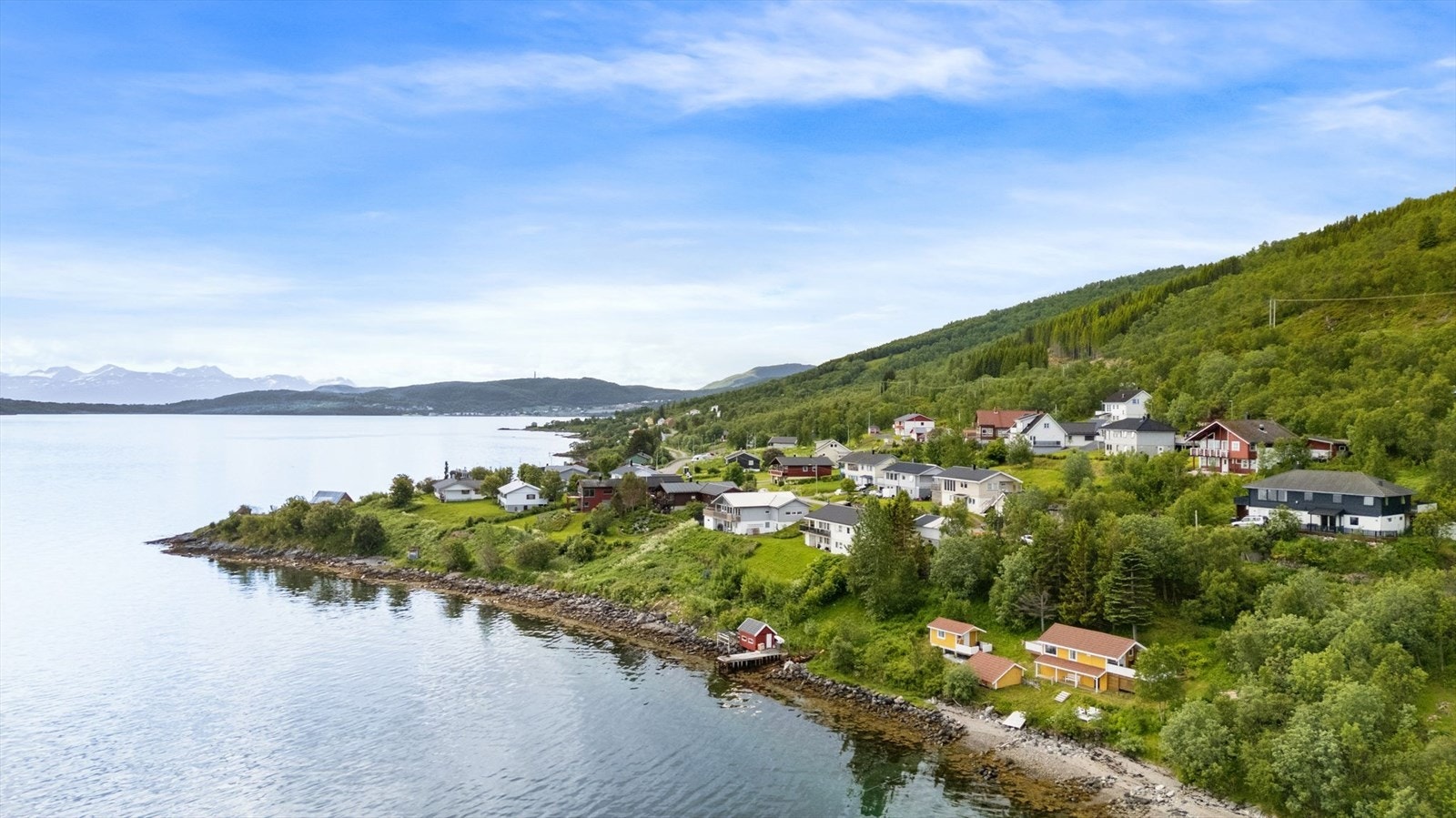 Sjarmerende bolig ved vannkanten med spektakulær utsikt over fjord og fjell. Rolig og naturskjønn beliggenhet, perfekt for rekreasjon. Galleribilde