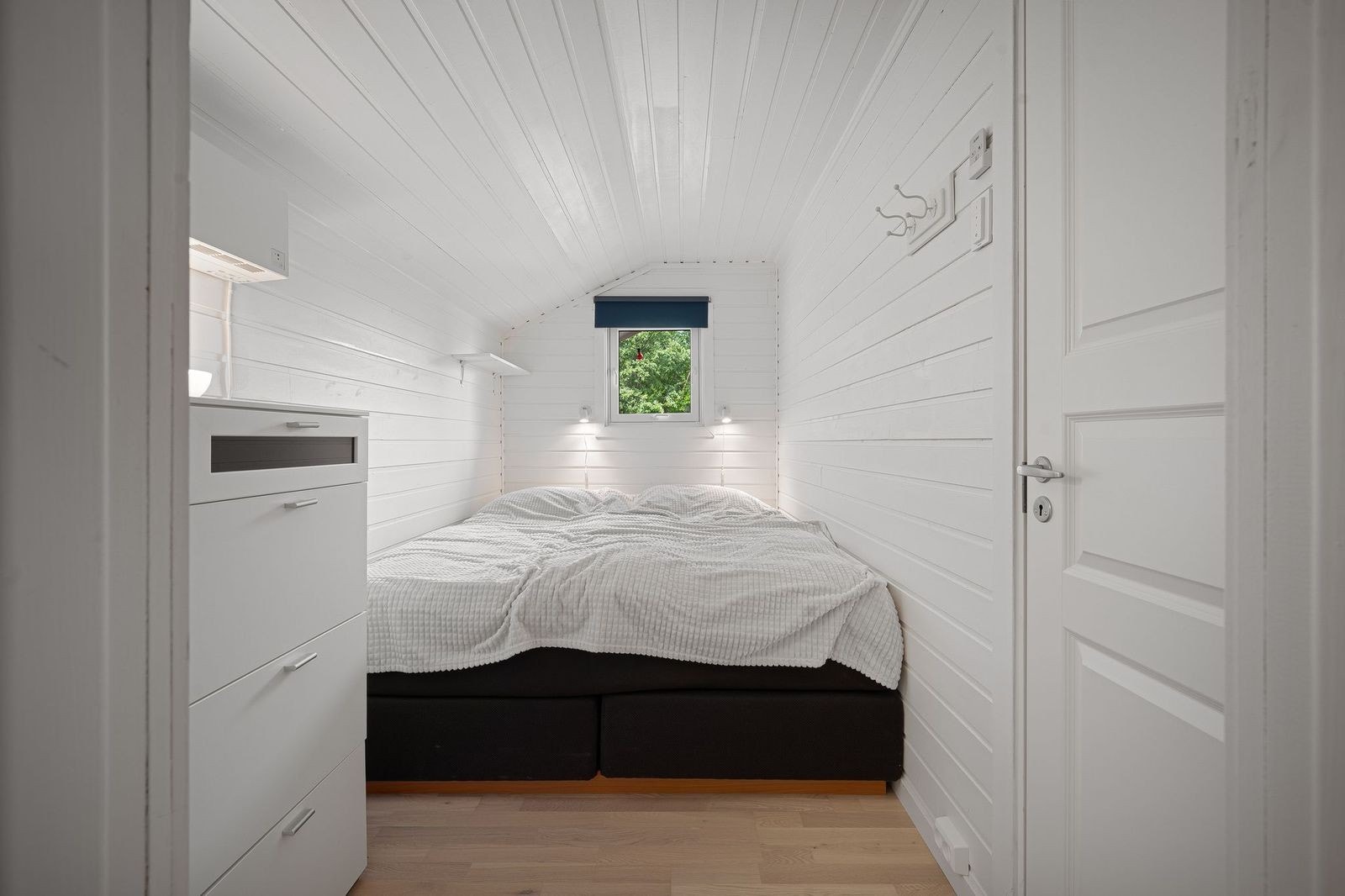 Koselig, lyst hovedsoverom med naturlig lys fra vinduet. På soverommet er det montert ventilasjon Galleribilde