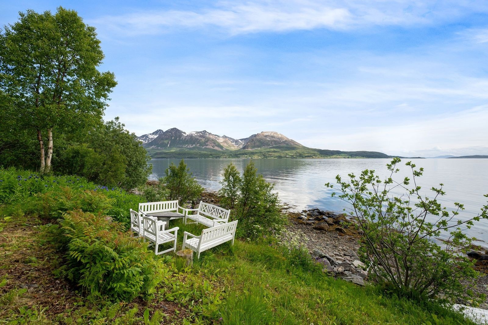 Nyt fredelige omgivelser med spektakulær utsikt over fjord og fjell. Galleribilde