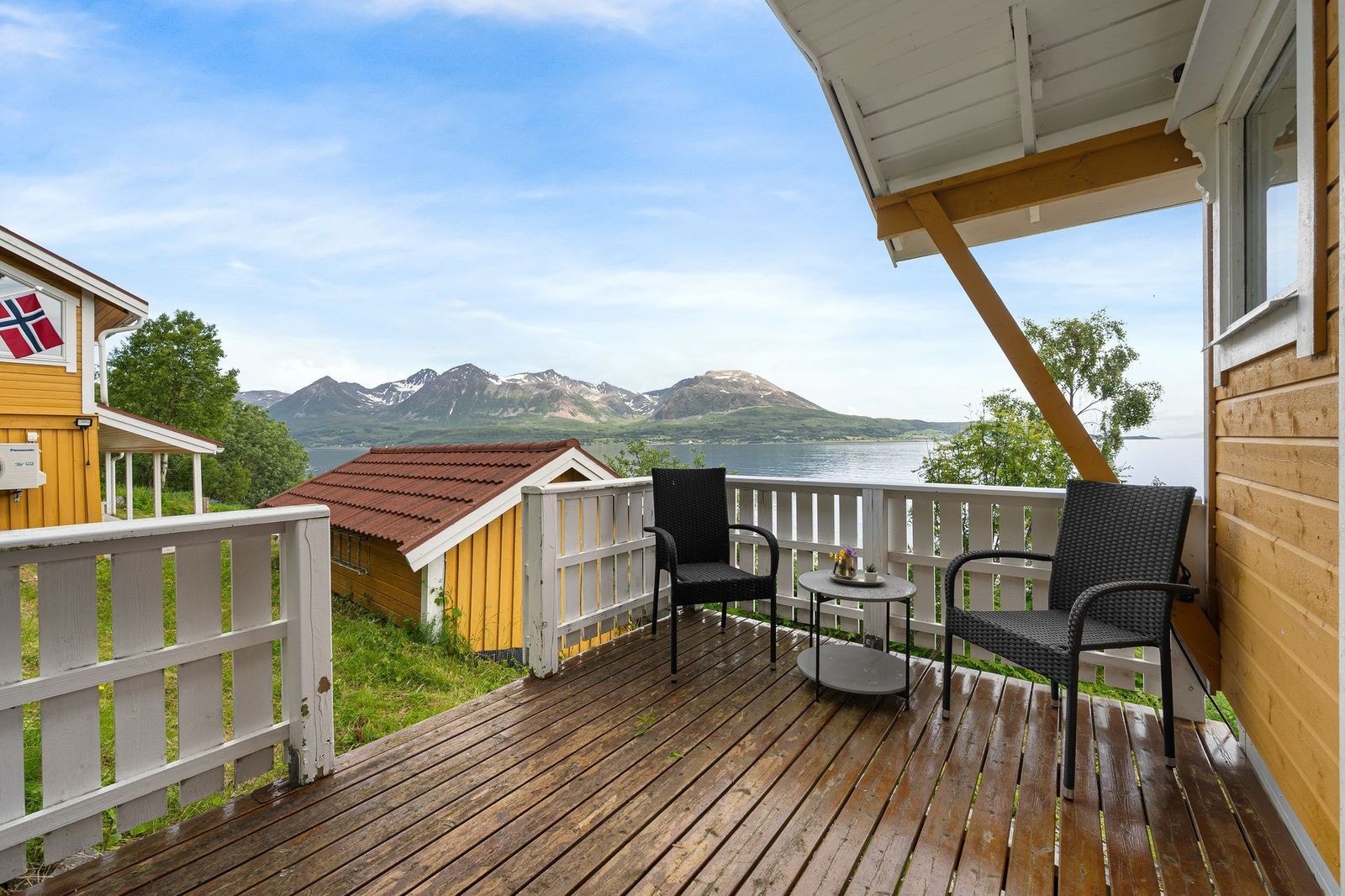 Sjarmerende terrasse med storslått utsikt over fjord og fjell. Perfekt for rolige stunder i naturskjønne omgivelser. Galleribilde