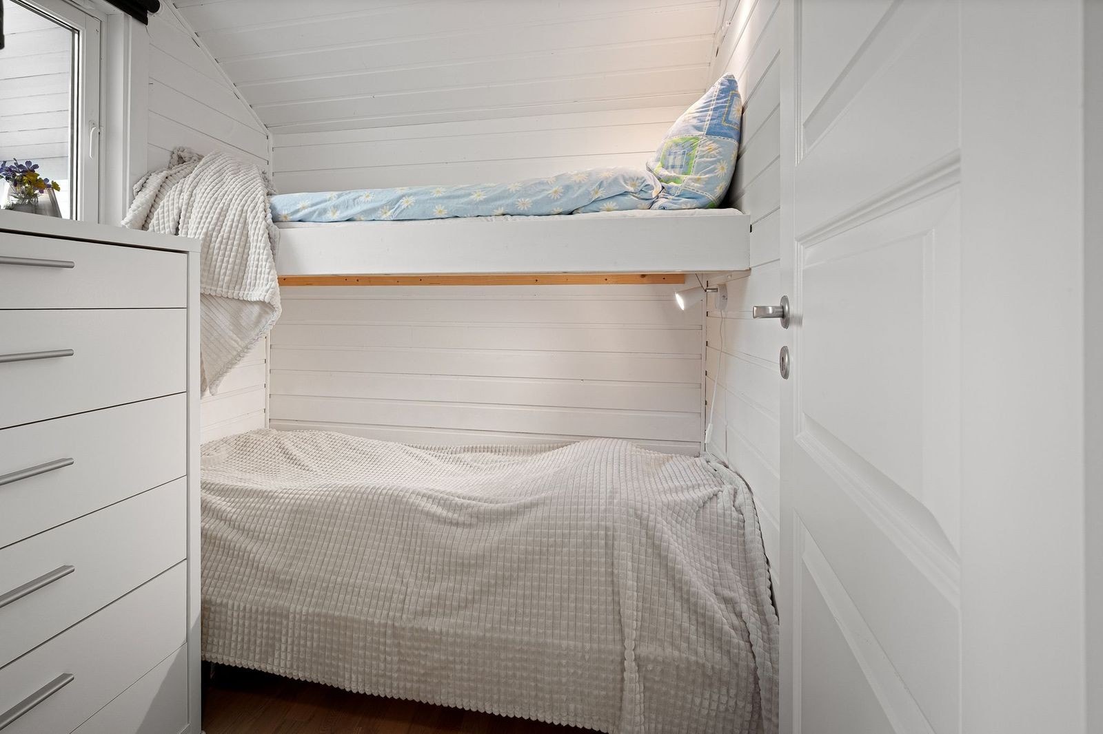 Lyst og koselig soverom med plassbesparende køyeseng, ideelt for en liten familie eller gjester. Galleribilde