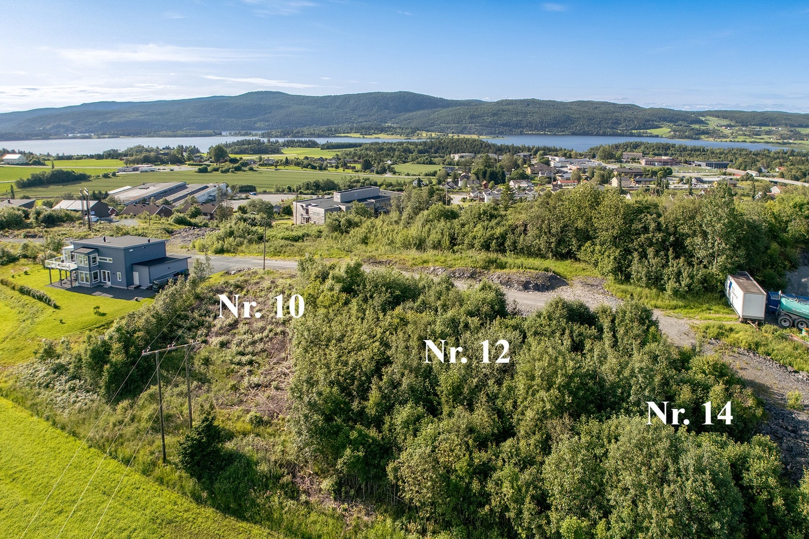 Eneboligtomtene er av god størrelse og har svært flott utsikt mot Hammervatnet og sentrum av Åsen. De ledige boligtomtene i Kalkryggen 10, 12 og 14 ligger ved siden av hverandre tilbaketrukket i enden av veien "Kalkryggen". Galleribilde