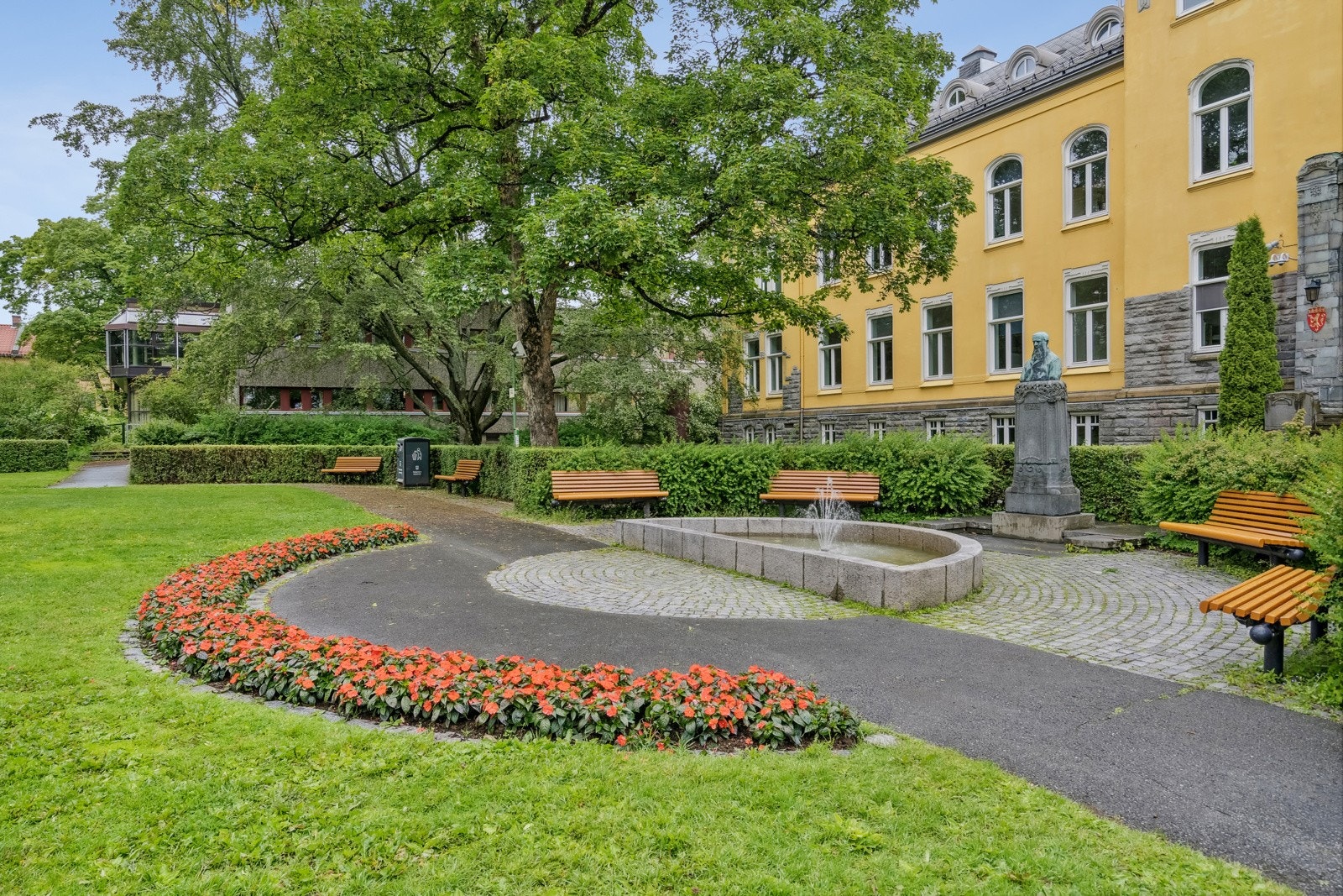 Flott park like utenfor dørstokken. Her kan man nyte lange varme sommerdager. Galleribilde