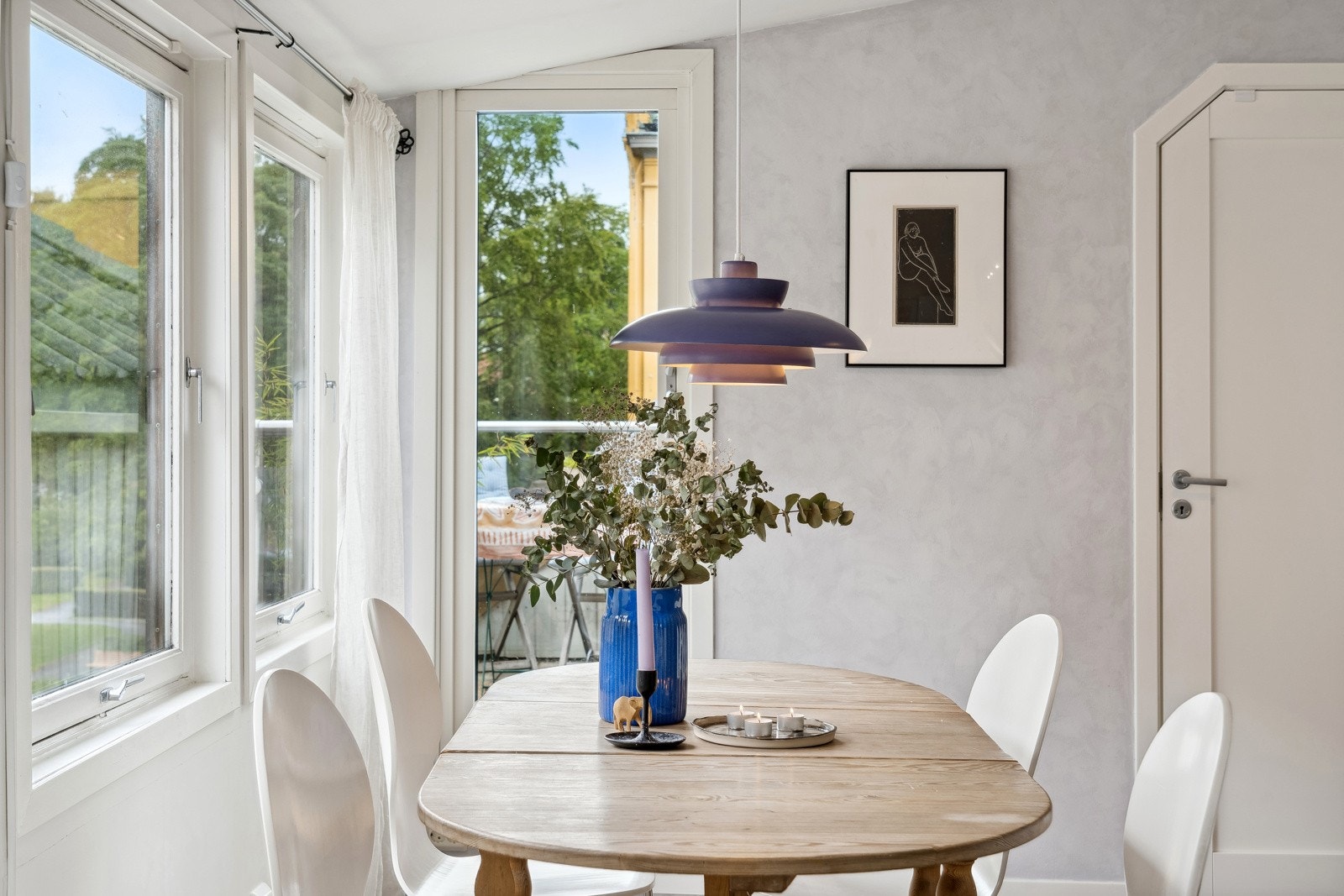 God plass til hyggelig spisegruppe med utsyn mot parken. Galleribilde