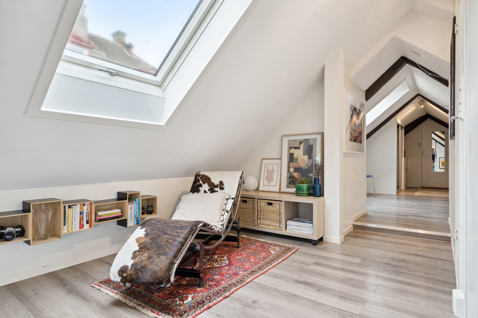 Oppholdsrommet har nøytrale overflater og et passende gulv i en mørkere fargetone. Galleribilde