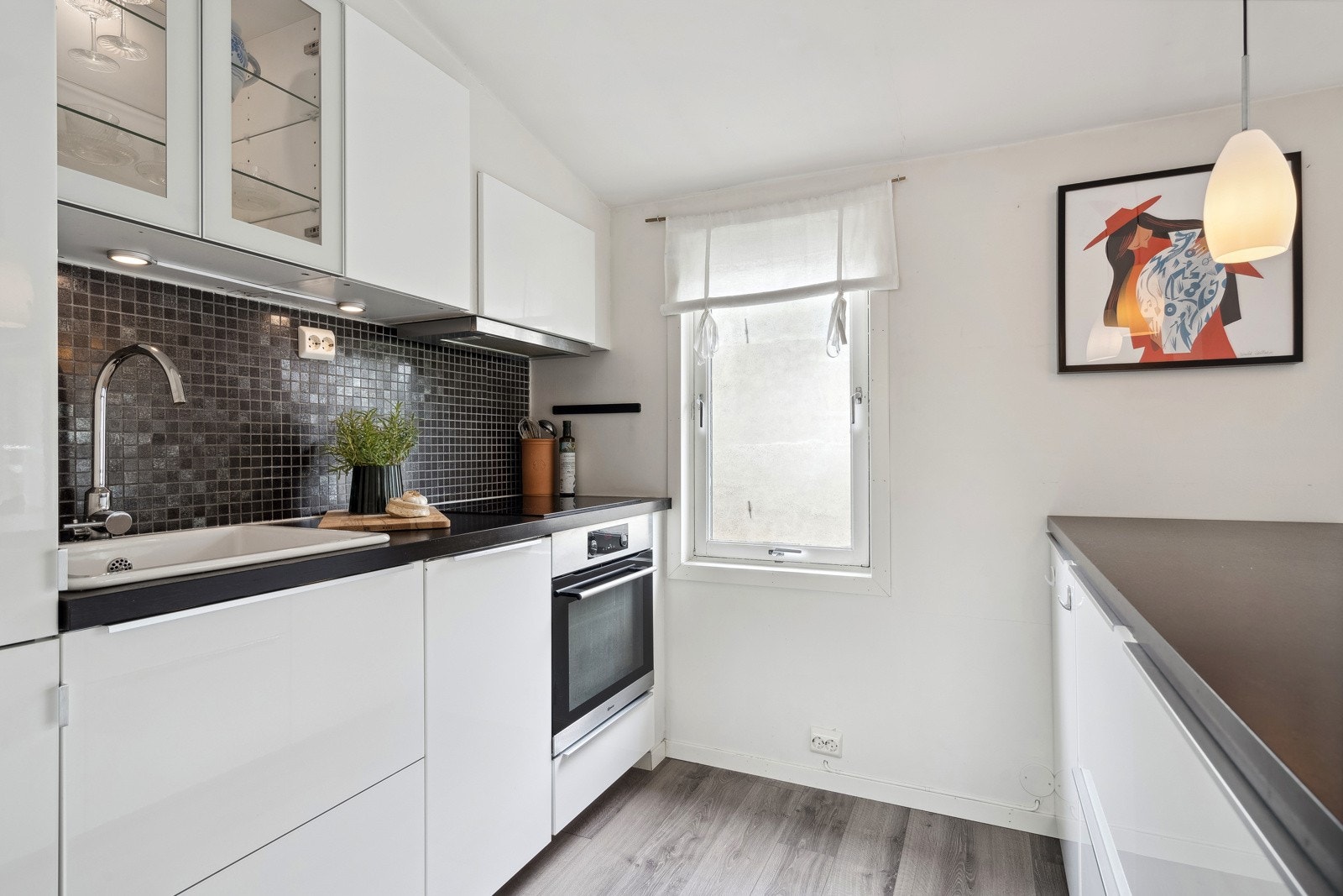 Av integrerte hvitevarer er det stekeovn, platetopp, oppvaskmaskin, fryser og kjøleskap. Galleribilde