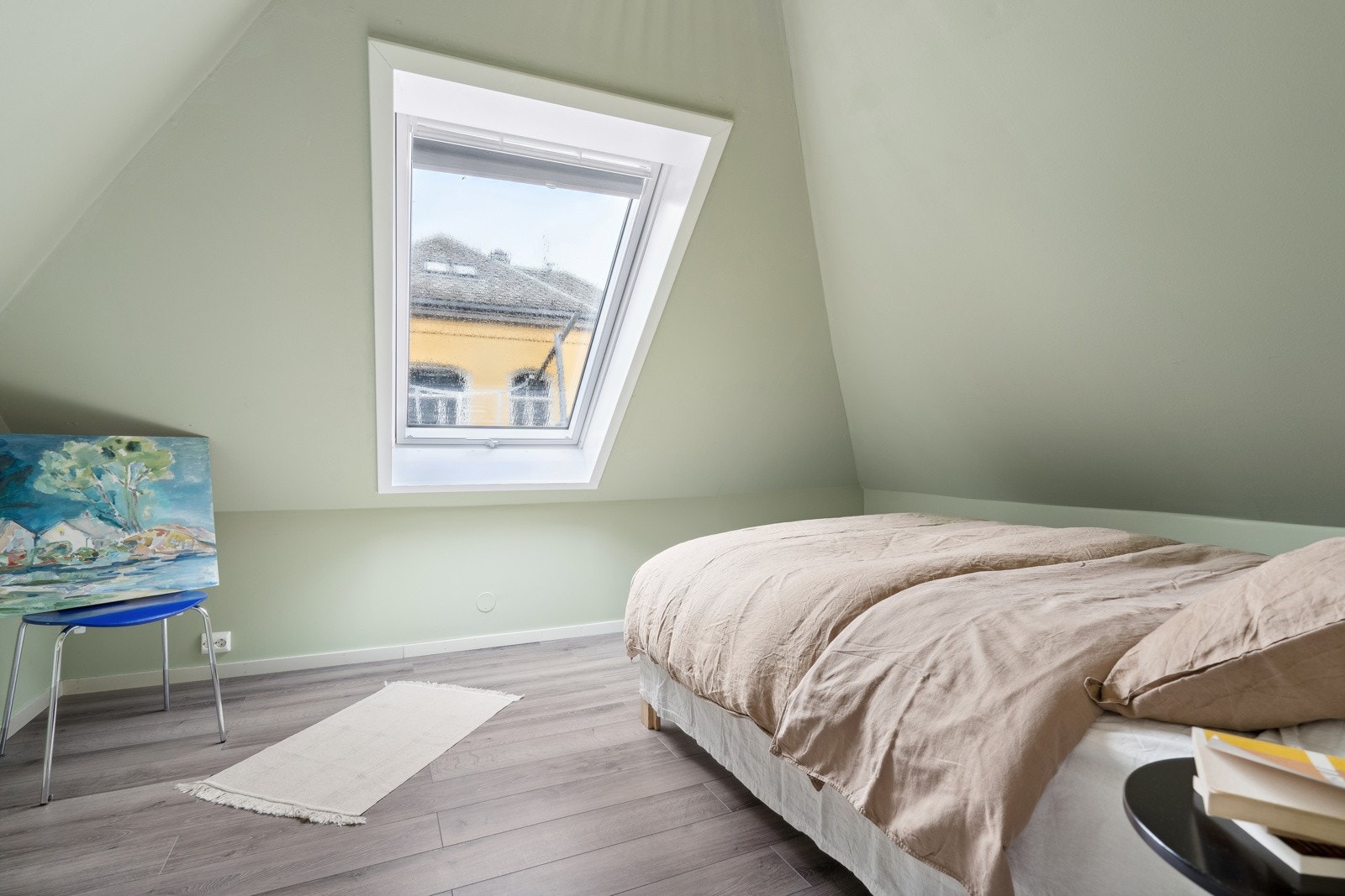 Soverommet er malt i en behagelig dus tone og vinduet som vender ut mot bakgården gjør det lunt og rolig. Galleribilde