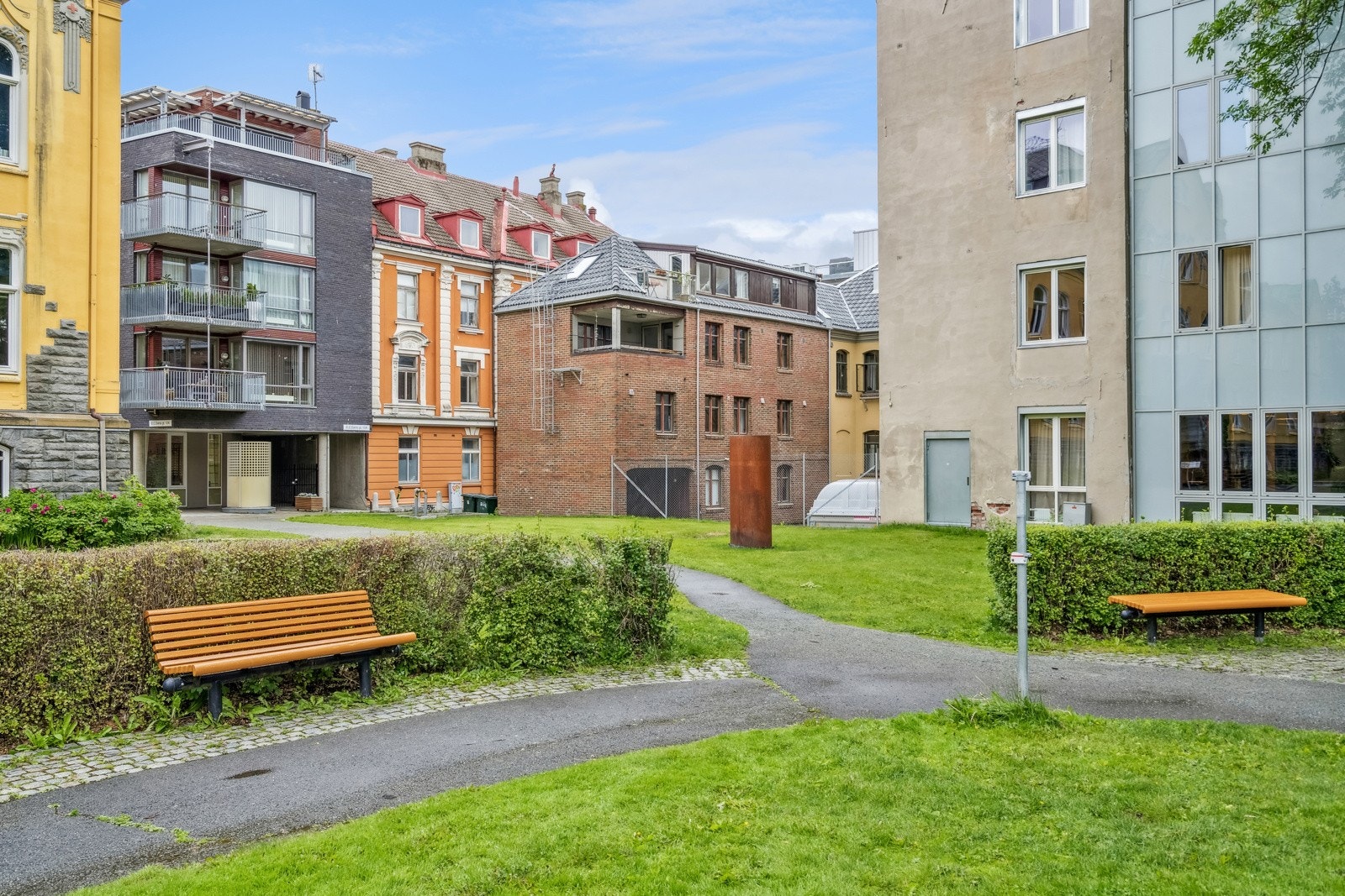 Leiligheten ligger i byggets loftetasje og vender ut mot en frodig park, noe som er sjeldnere for leiligheter midt i sentrum. Galleribilde