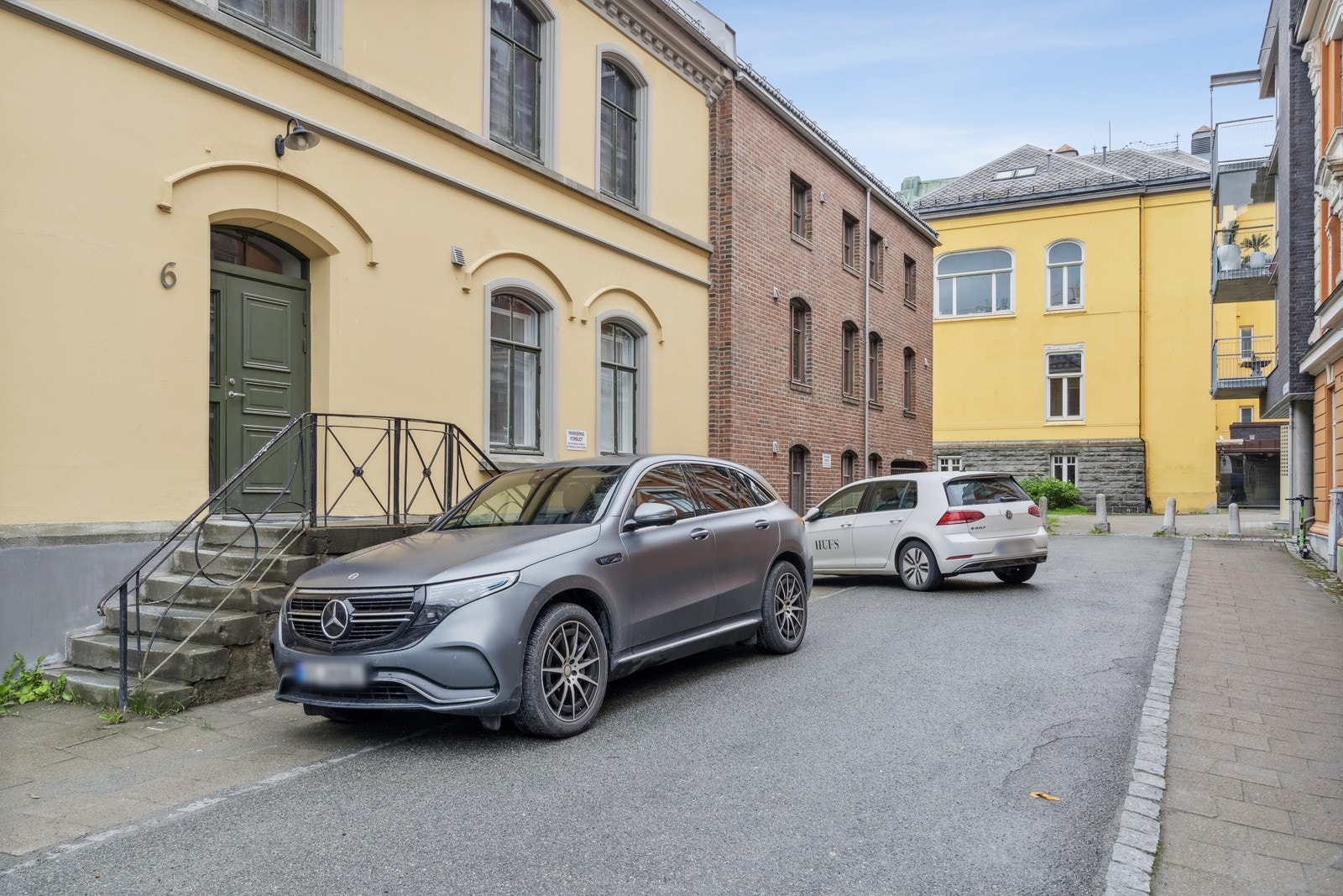 Leiligheten er del av et lite sameie som i 2023 pusset opp fasade/maling og byttet tak. Galleribilde