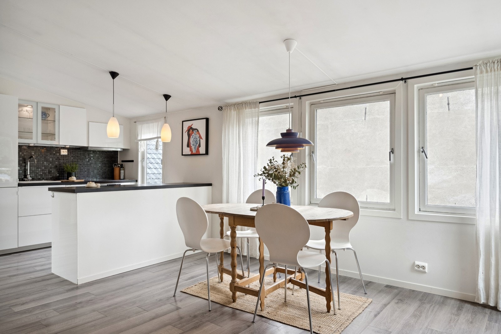 Kjøkkenøyen adskiller rommet og gir ekstra benkeplass for hobbykokken. Galleribilde