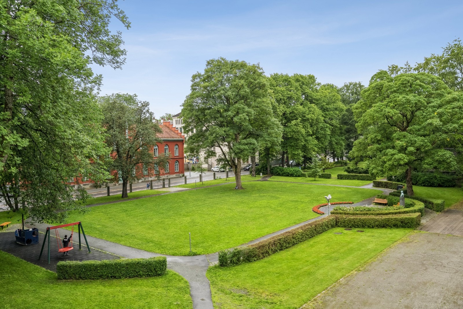 Fra terrassen er det utsyn over flott grøntareal. Galleribilde