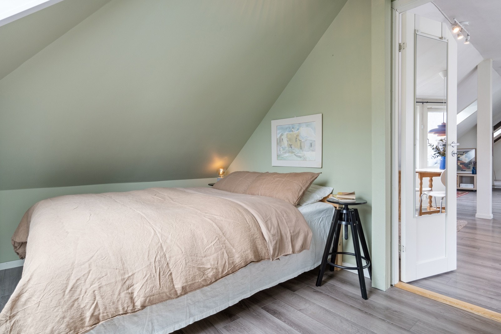 Leilighetens soverom er ca. 7 kvm og har god plass til seng og garderobeløsning. Galleribilde