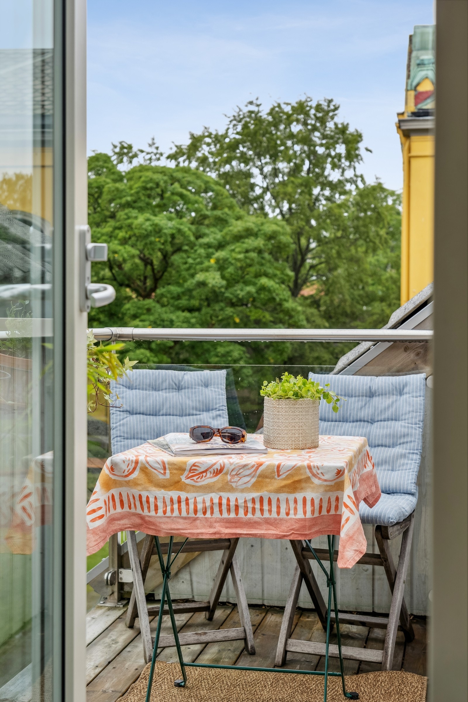 Terrassen vender mot sør-vest. Her er det gode solforhold gjennom store deler av dagen. Galleribilde