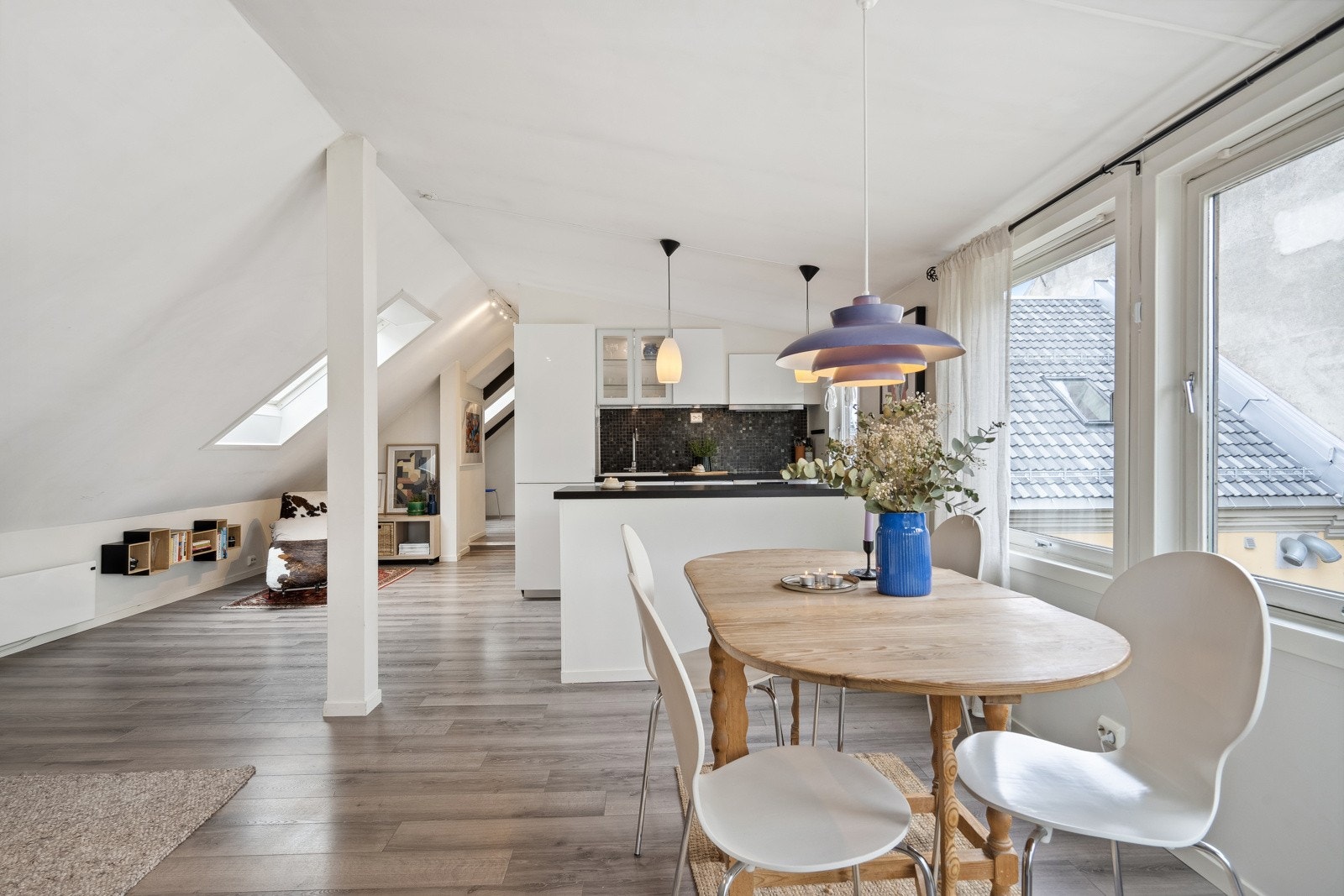 Leiligheten har et særpreg med klassiske takbjelker, skråhimling og store takvindu som bidrar til rikelig innlys. Galleribilde