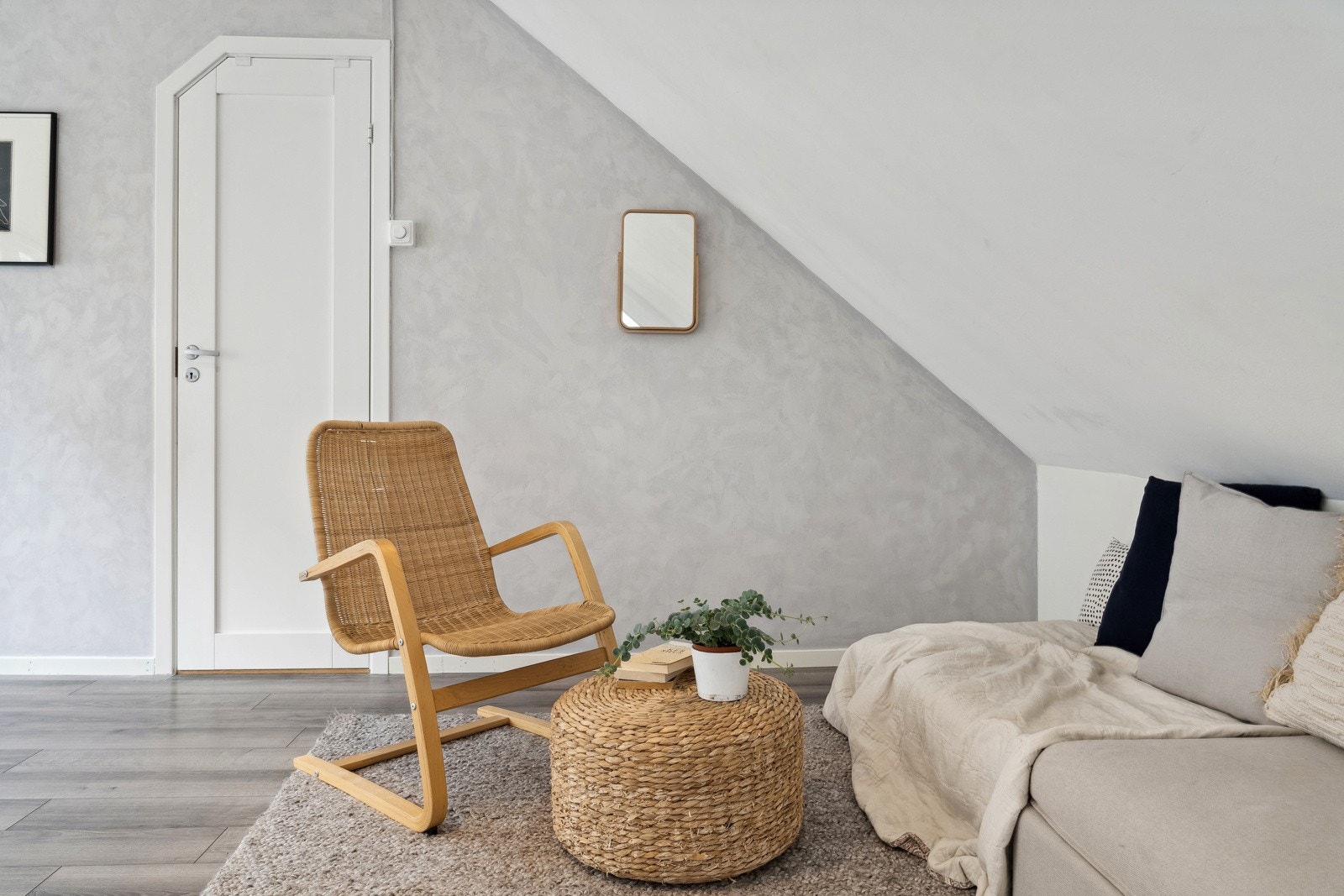 Rommets utforming gir plass til å møblere med sofagruppe, mediamøblement og spisegruppe. Galleribilde