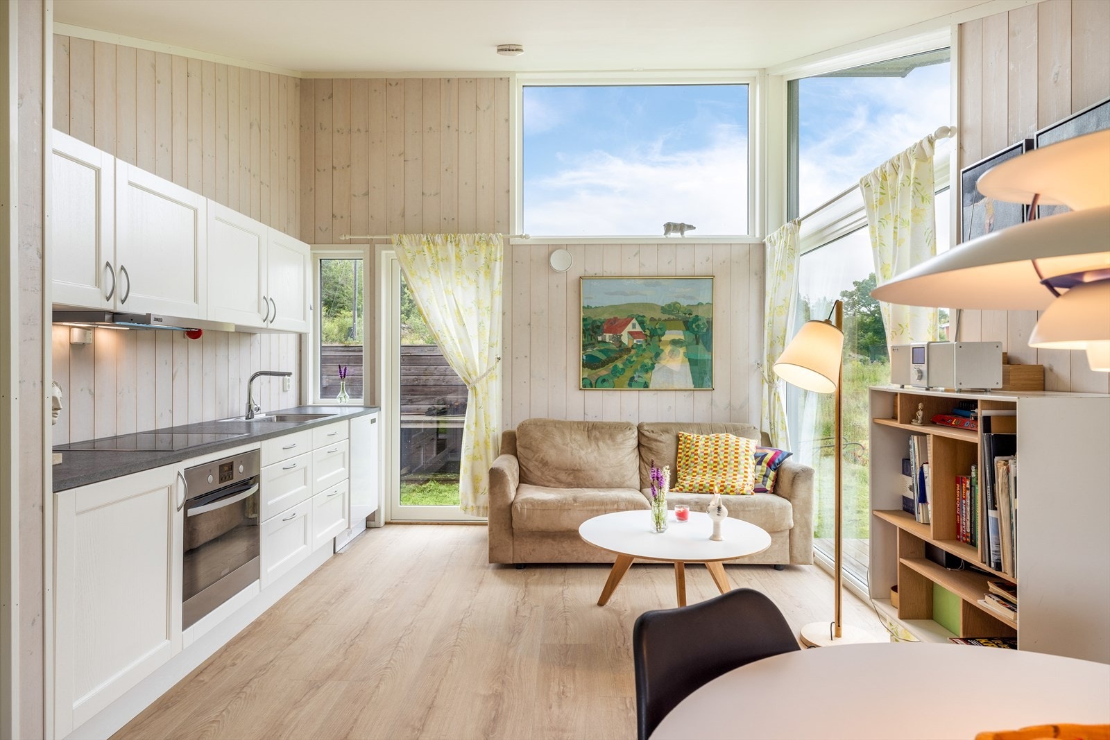 Hytta har en flott åpen stue/kjøkken løsning med god plass. Galleribilde