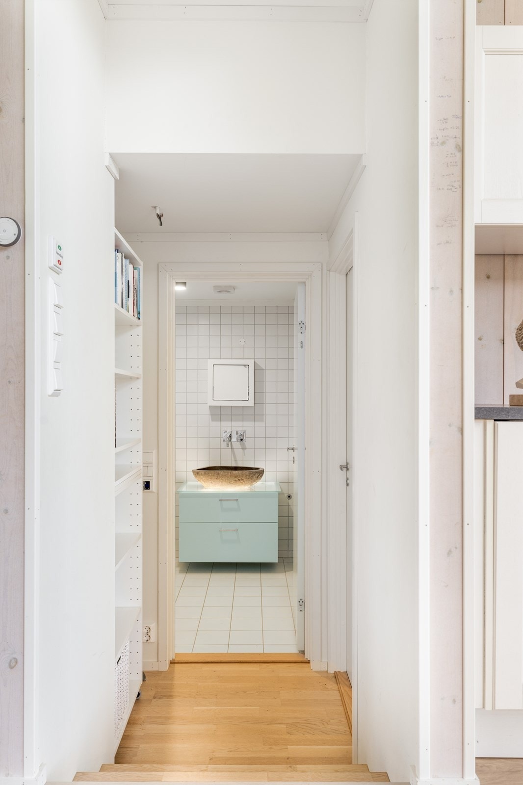 Fra hyttas stue/kjøkken løsning kommer du ned et plan i en gang som fører til baderom samt soverom. Galleribilde