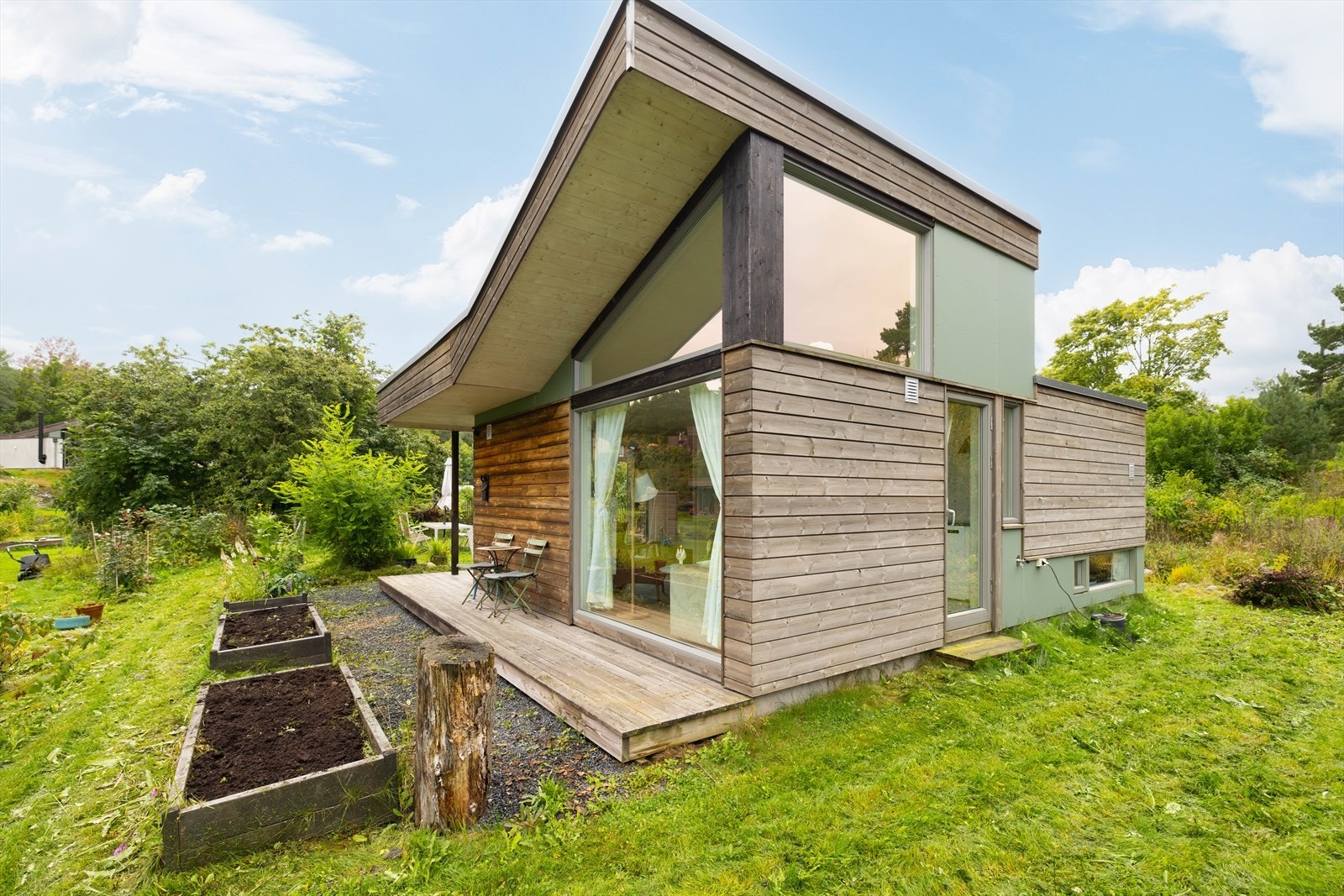 Stor vinklet terrasse på 14 m2 Galleribilde