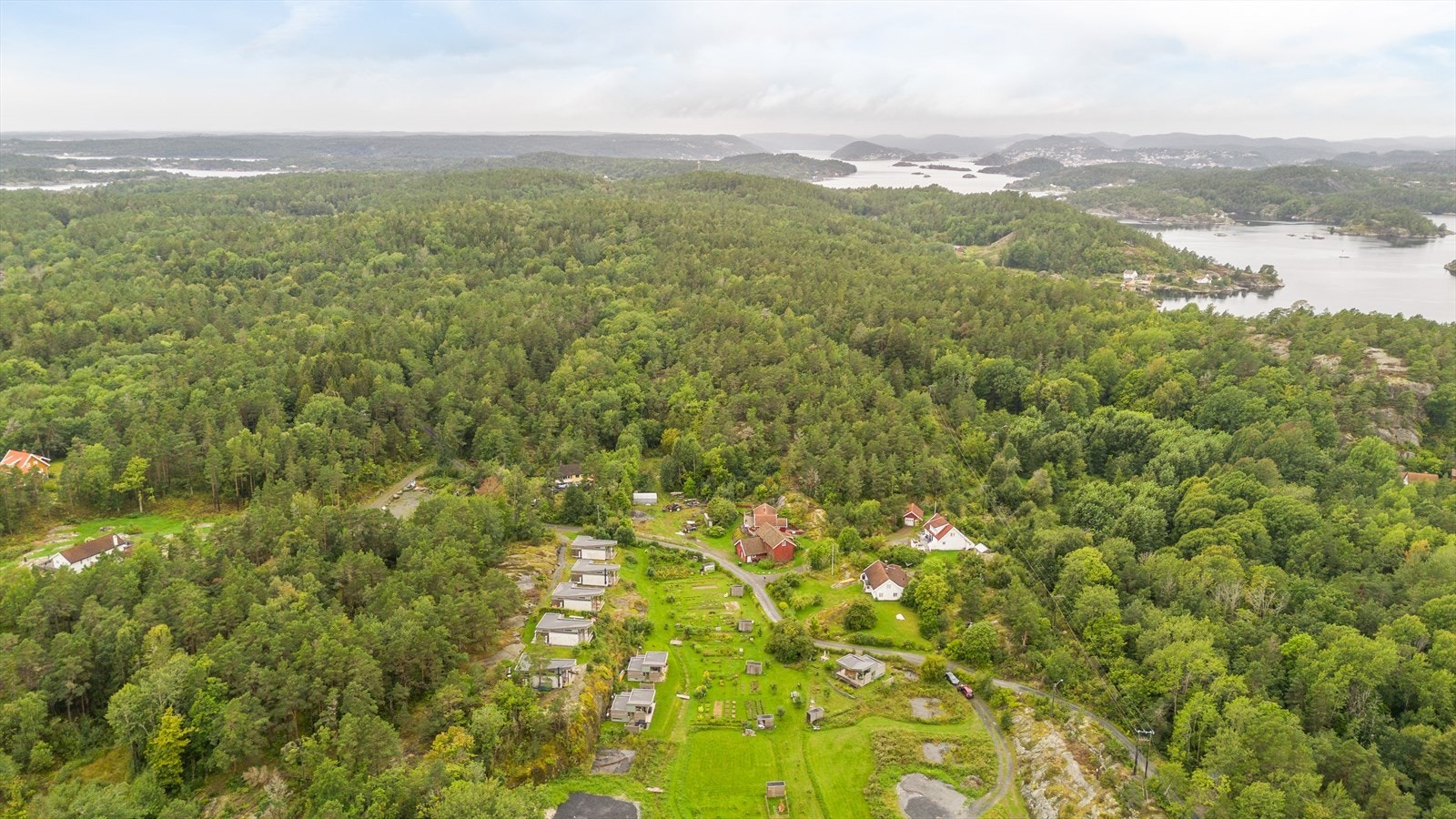 Øya har forholdsvis lett terreng som er ypperlig å utforske ved å gå turer eller hive seg på sykkelen. Galleribilde