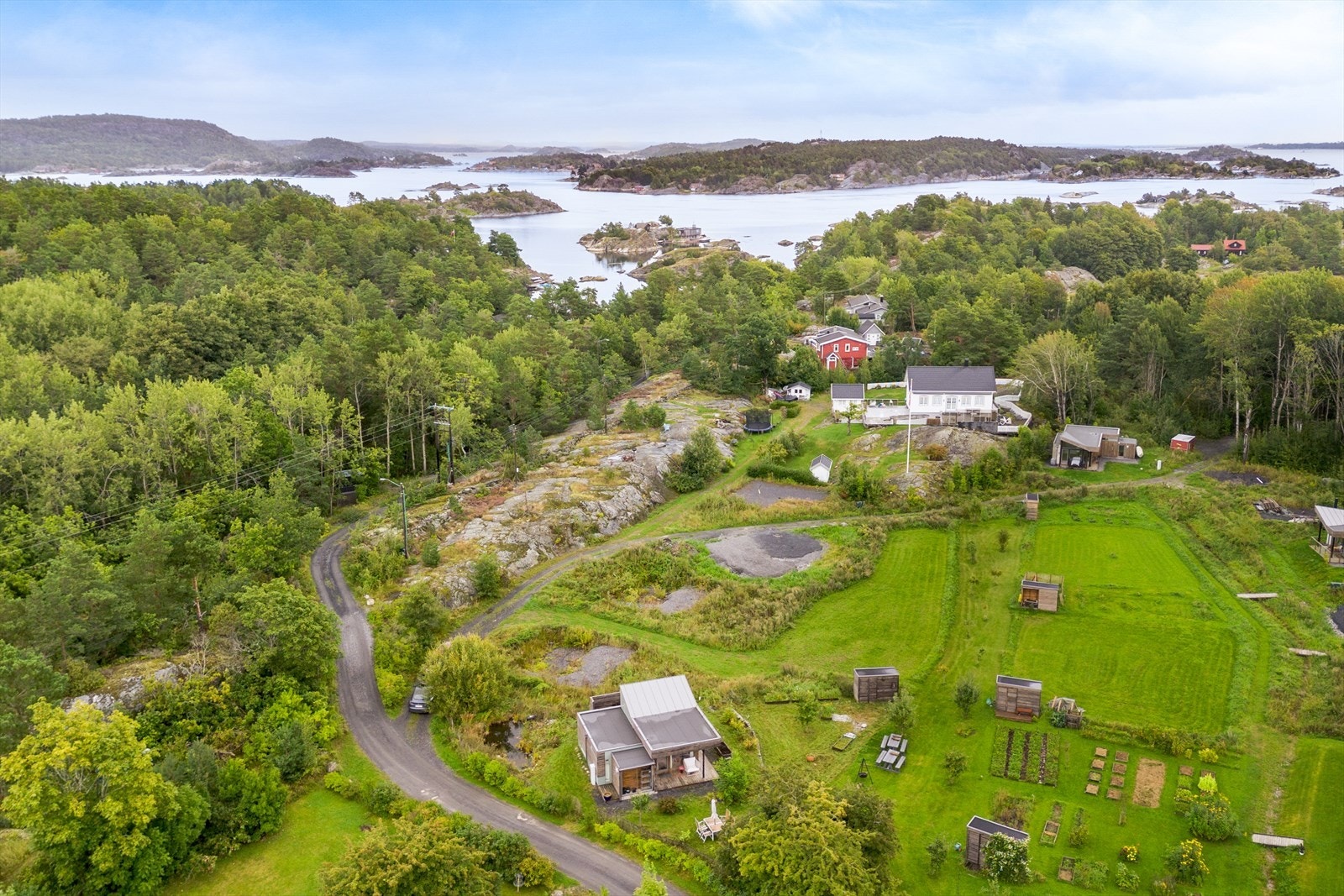 Det er kort vei med båt ut til flere øyer samt vakre Jomfruland. Galleribilde