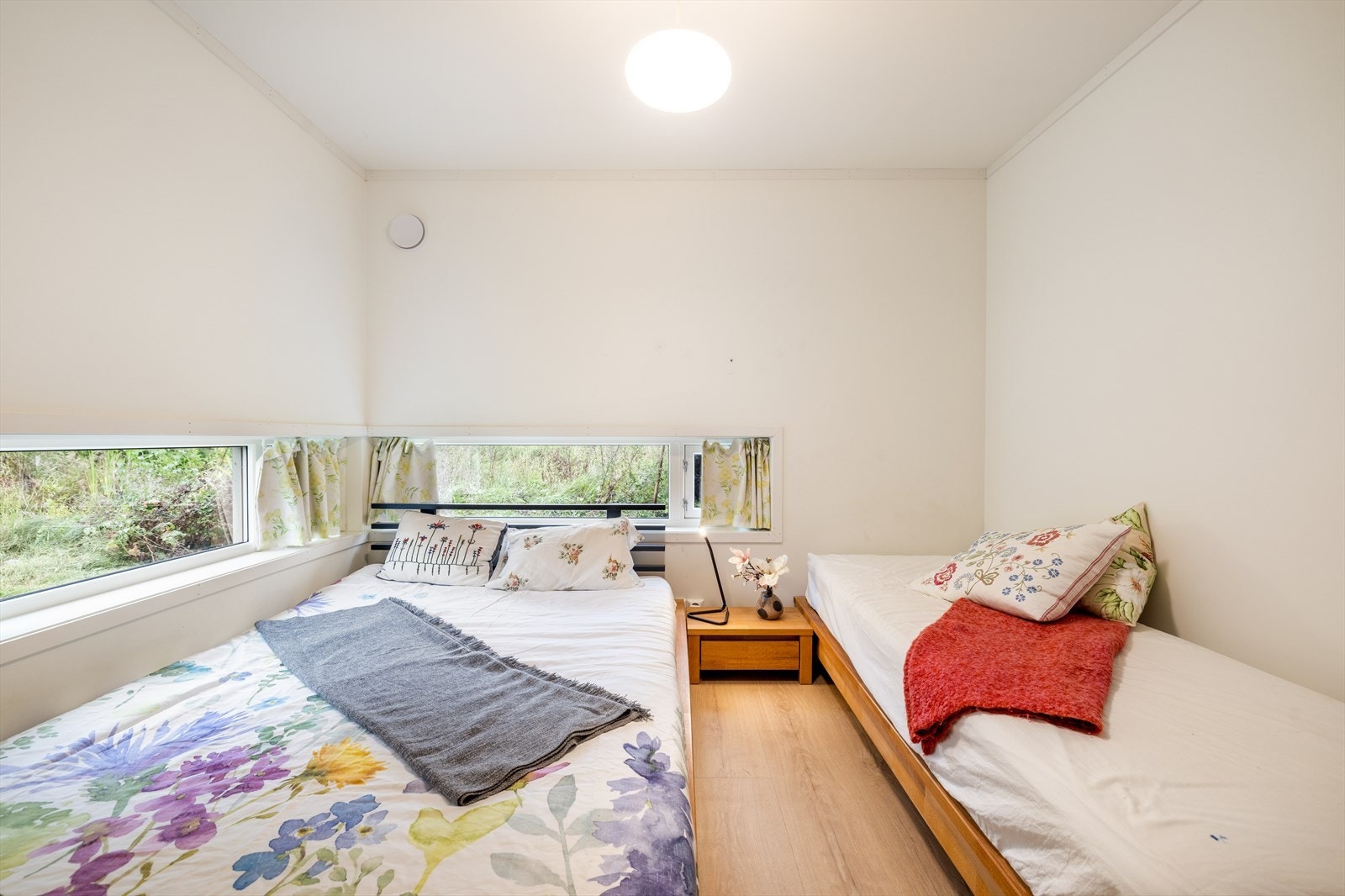 Soverommet har gode vindusflater som slipper inn rikelig med naturlig lys inn. Galleribilde