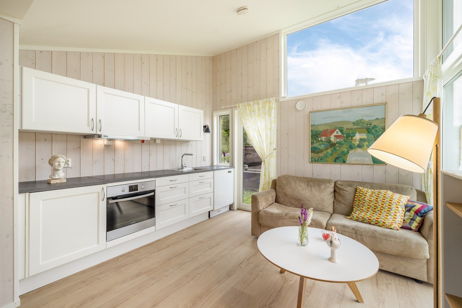 Kjøkkenet har innredning med profilerte fronter samt overskap. Laminert benkeplate med god arbeidsflate med nedfelt oppvaskkum. Galleribilde