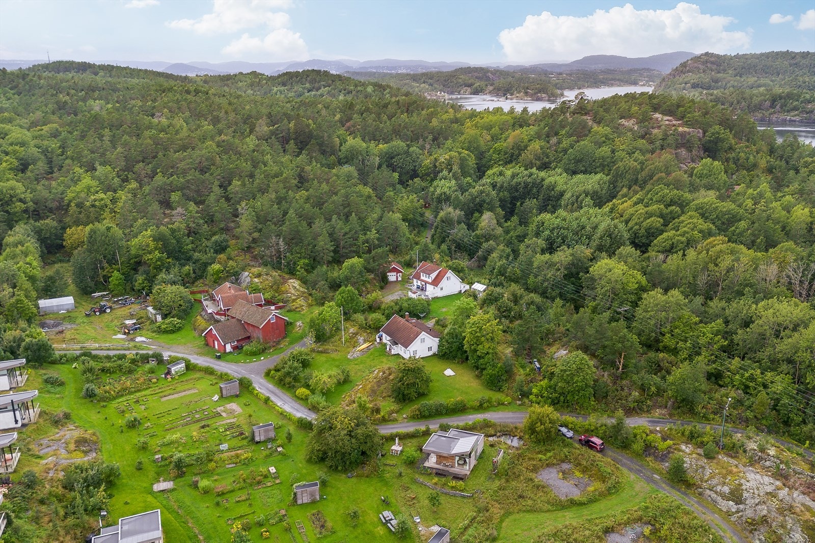Skåtøy har en fantastisk natur med variert landskap fra flotte svaberg og små viker med bademuligheter til frodig skog med sjarmerende stier. Galleribilde