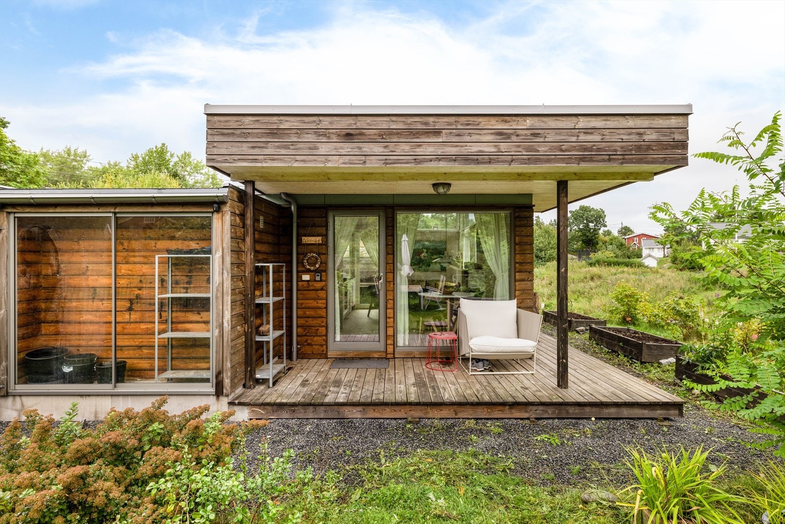 Hytta har en utvendig tilliggende bod hvor en liten del av boden er drivhus. Galleribilde