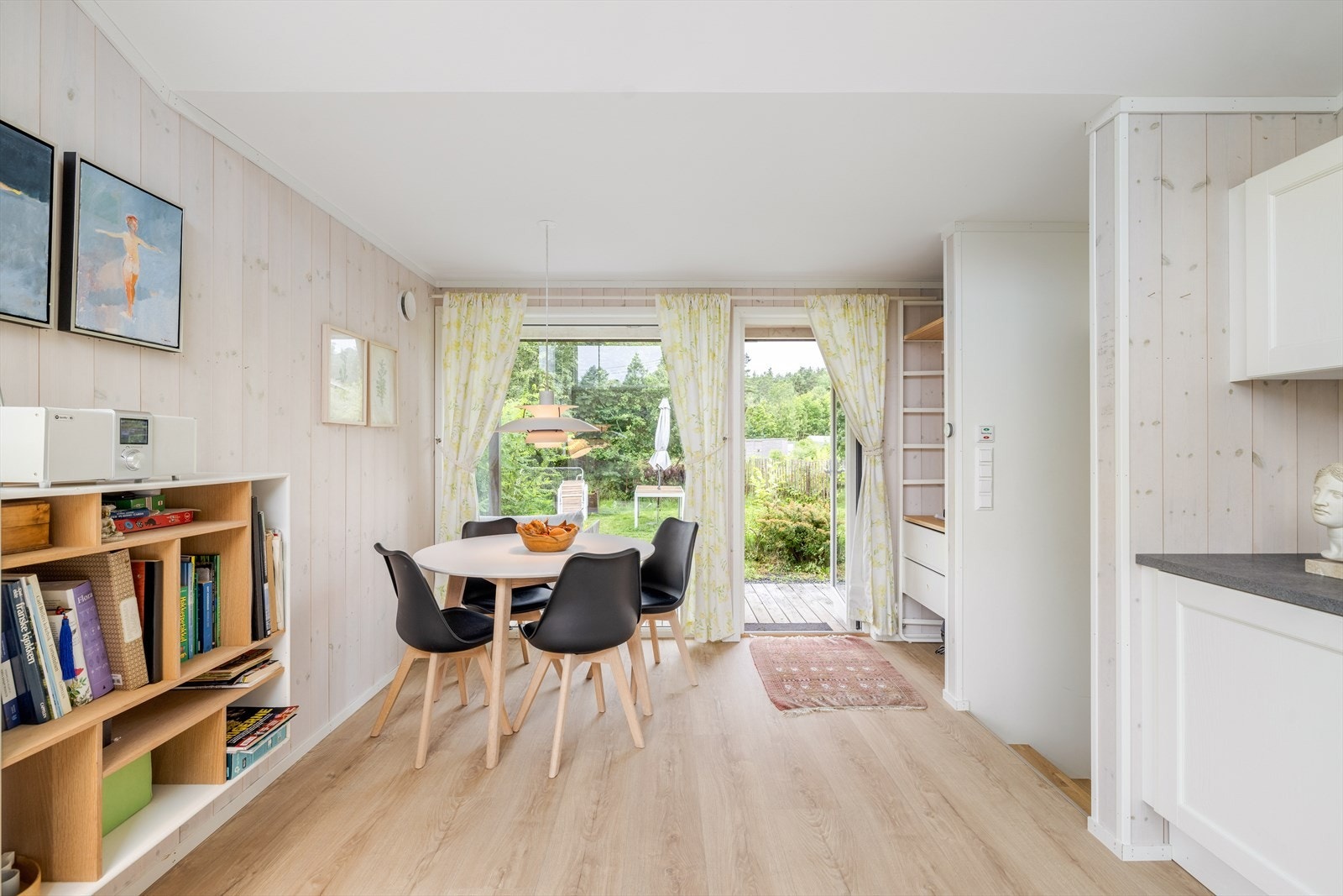 Fra hyttas overbyggede terrasse kommer du inn i en åpen stue kjøkken løsning. Galleribilde