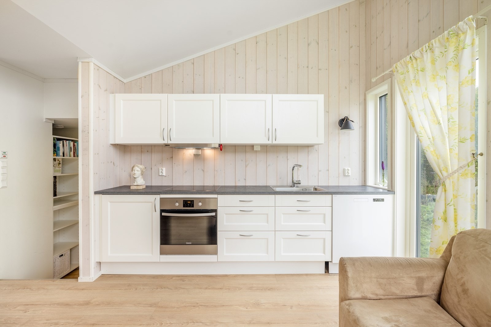 Kjøkkenet er hovedsakelig utstyrt med integrerte hvitevarer, samt er det avsatt plass til frittstående oppvaskmaskin som er ny. Ifølge eier følger denne med. Integrerte hvitevarer består av kjøleskap, stekeovn og nedfelt koketopp. Galleribilde