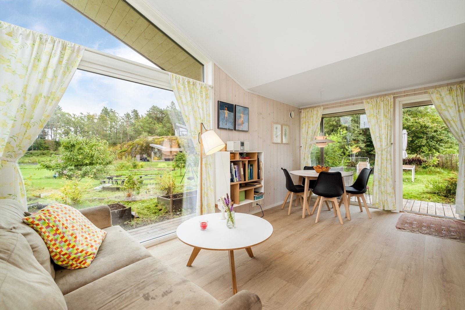 Det er vinklet himling med god takhøyde samt store vindusflater som slipper inn rikelig med naturlig lys. Galleribilde