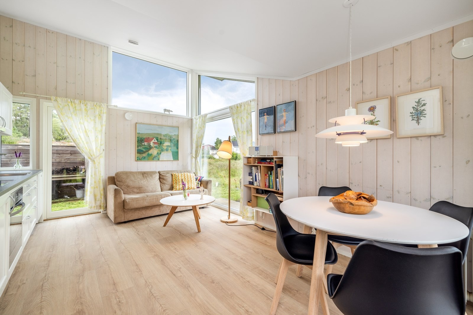 Det er god plass i den åpne stue/kjøkken løsningen som gir muligheter for flere møblerings alternativer. Galleribilde