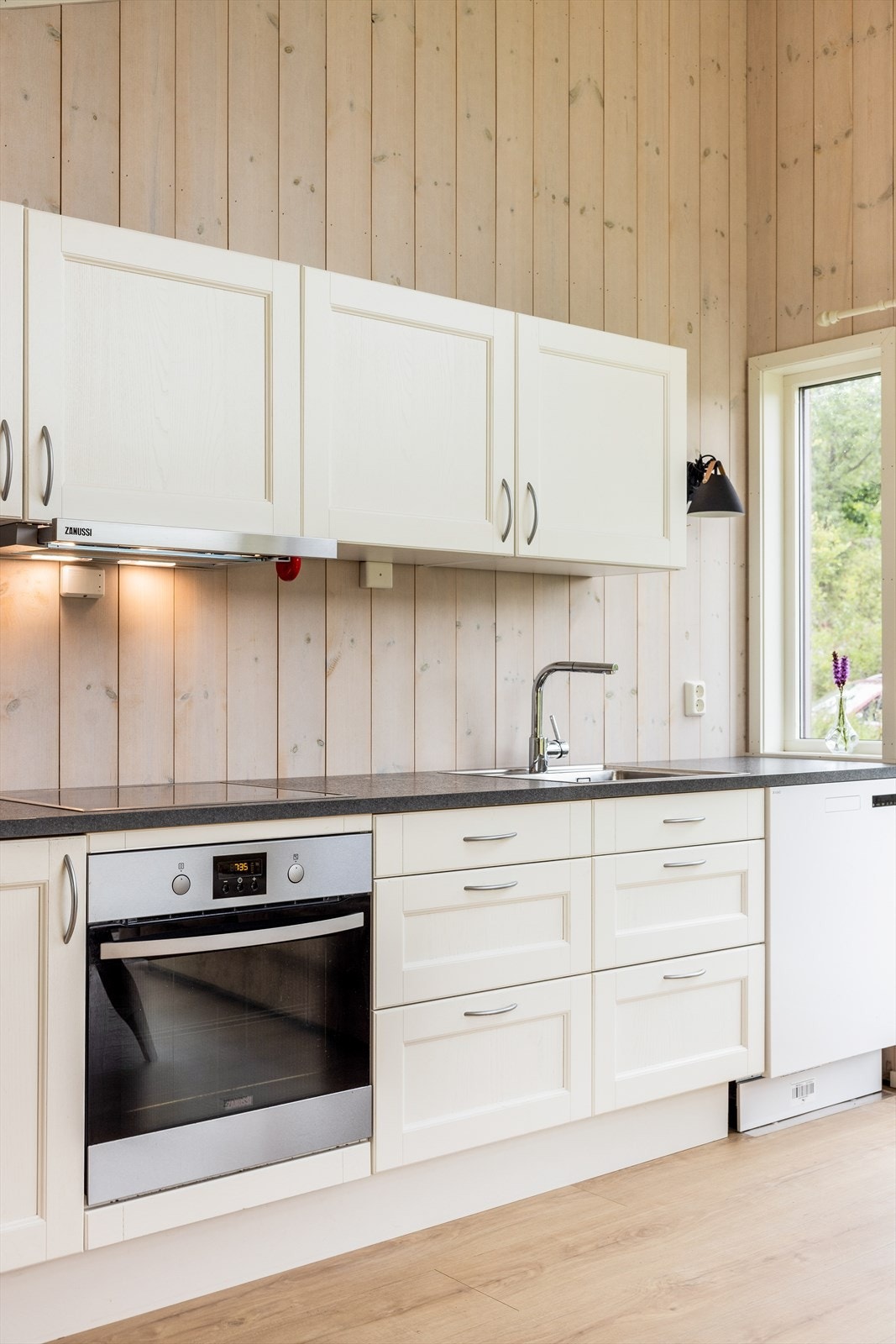 Over kokesonen er det montert ventilator med kullfilter. Det er installert automatisk vannstopper og komfyrvakt. Galleribilde