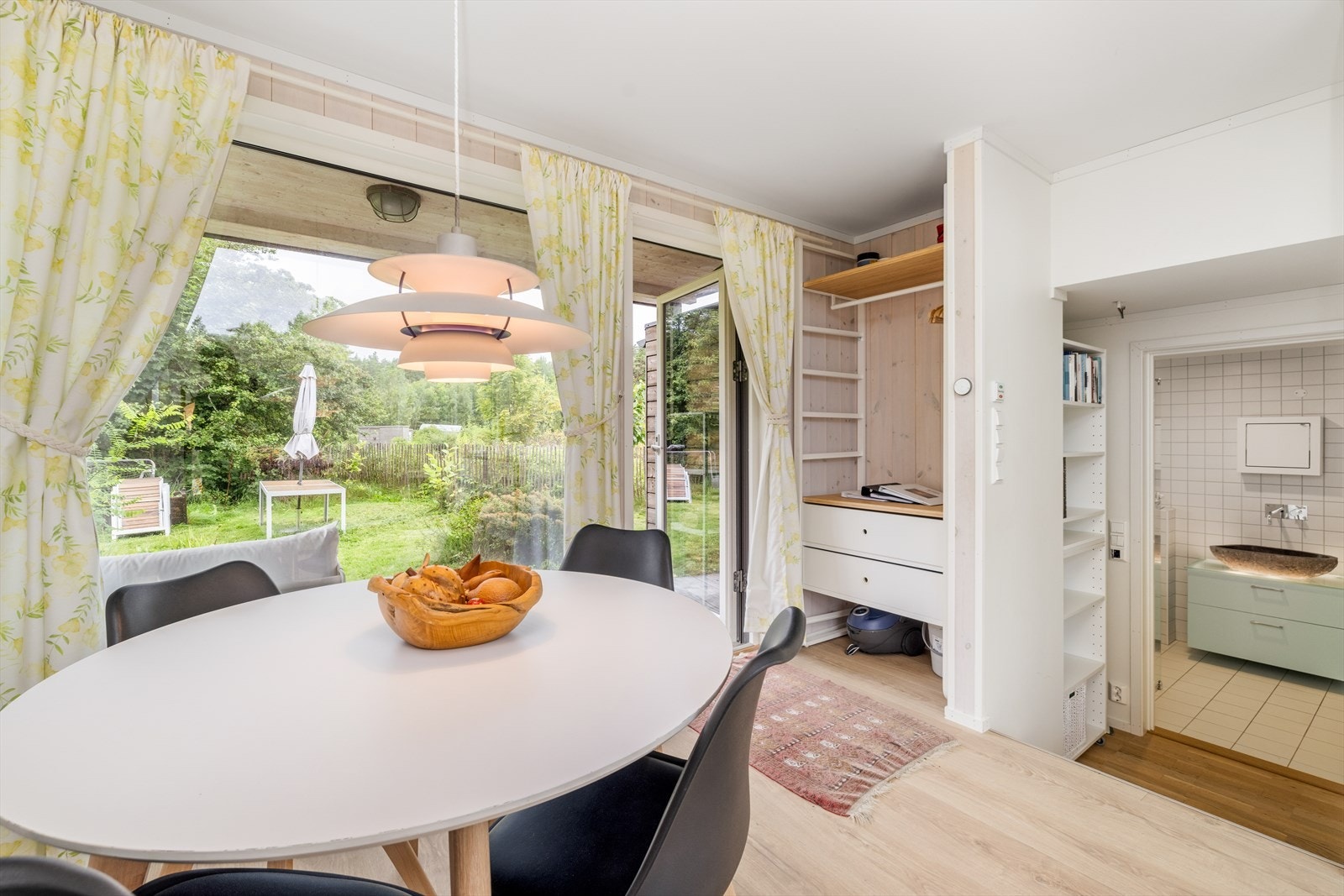 Ved inngangsdøren er det plass til å henge fra seg og oppbevare yttertøy. Galleribilde