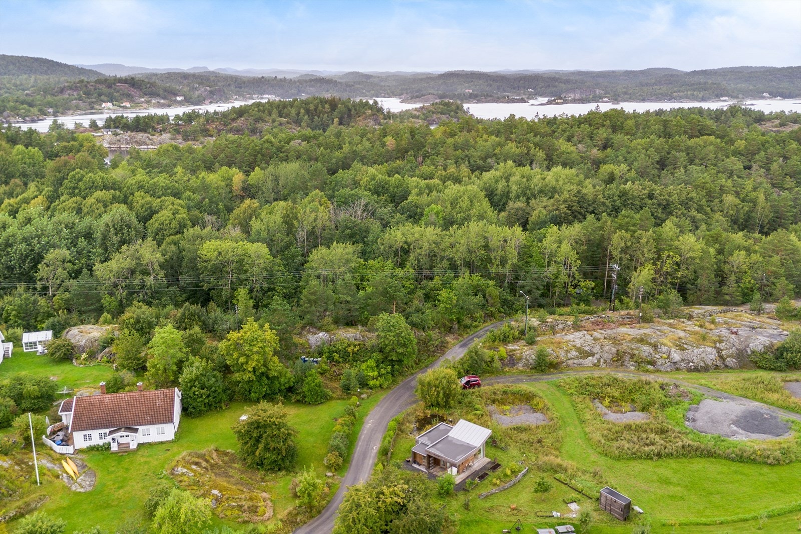 Sentralt på øya finner du Skåtøy kafé hvor det serveres god mat og drikke. Galleribilde