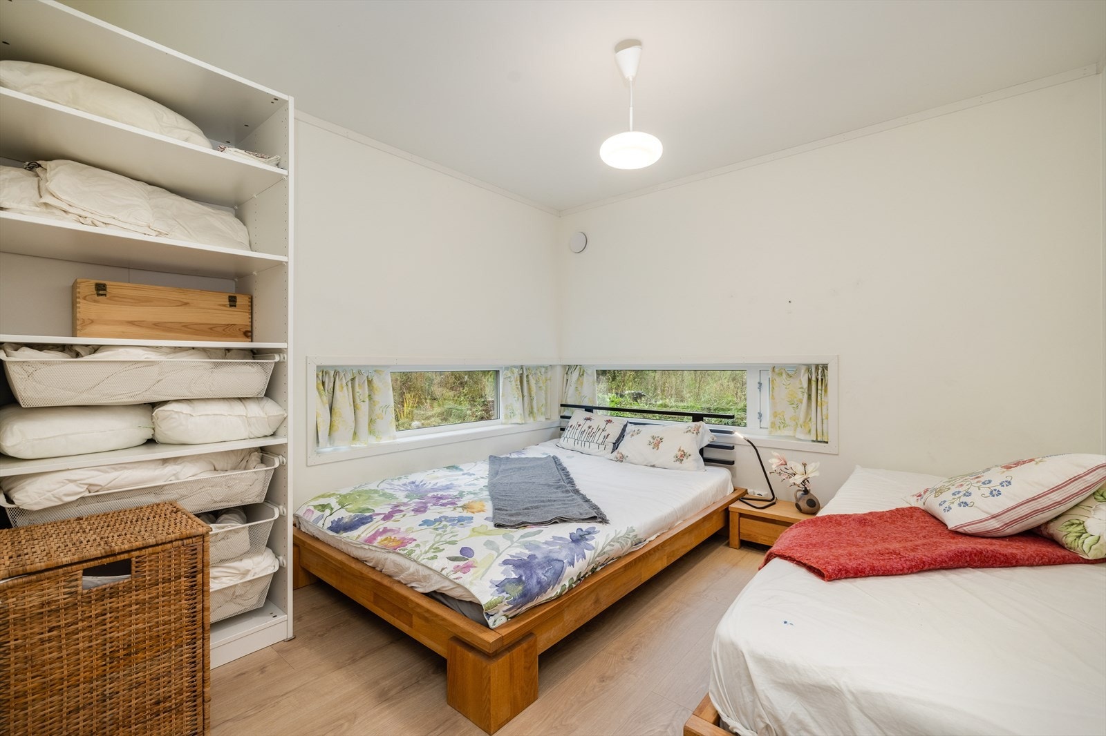 Hytta har et stort soverom med god plass til seng samt oppbevaringsmøblement. Galleribilde