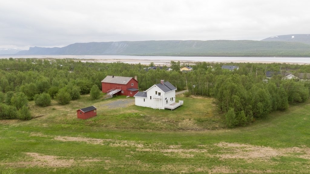 Eiendommen ligger i et naturskjønt område med nærhet til Tanaelva Galleribilde