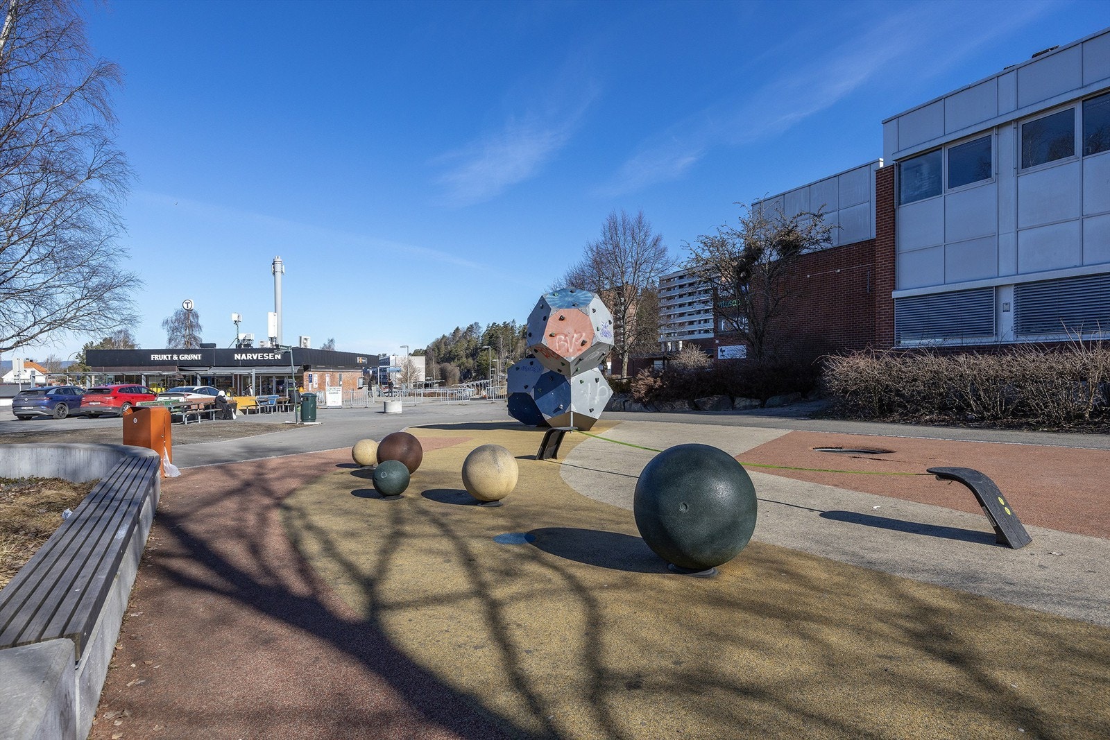 Pent opparbeidet nabolag med treningsapparater, lekeplass, sittebenker, m.m. Galleribilde
