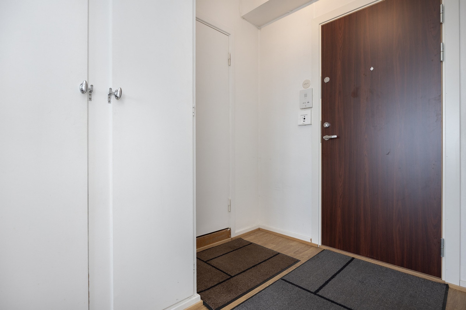 Romslig entré/gang med god plass til oppbevaring av sko- og yttertøy Galleribilde