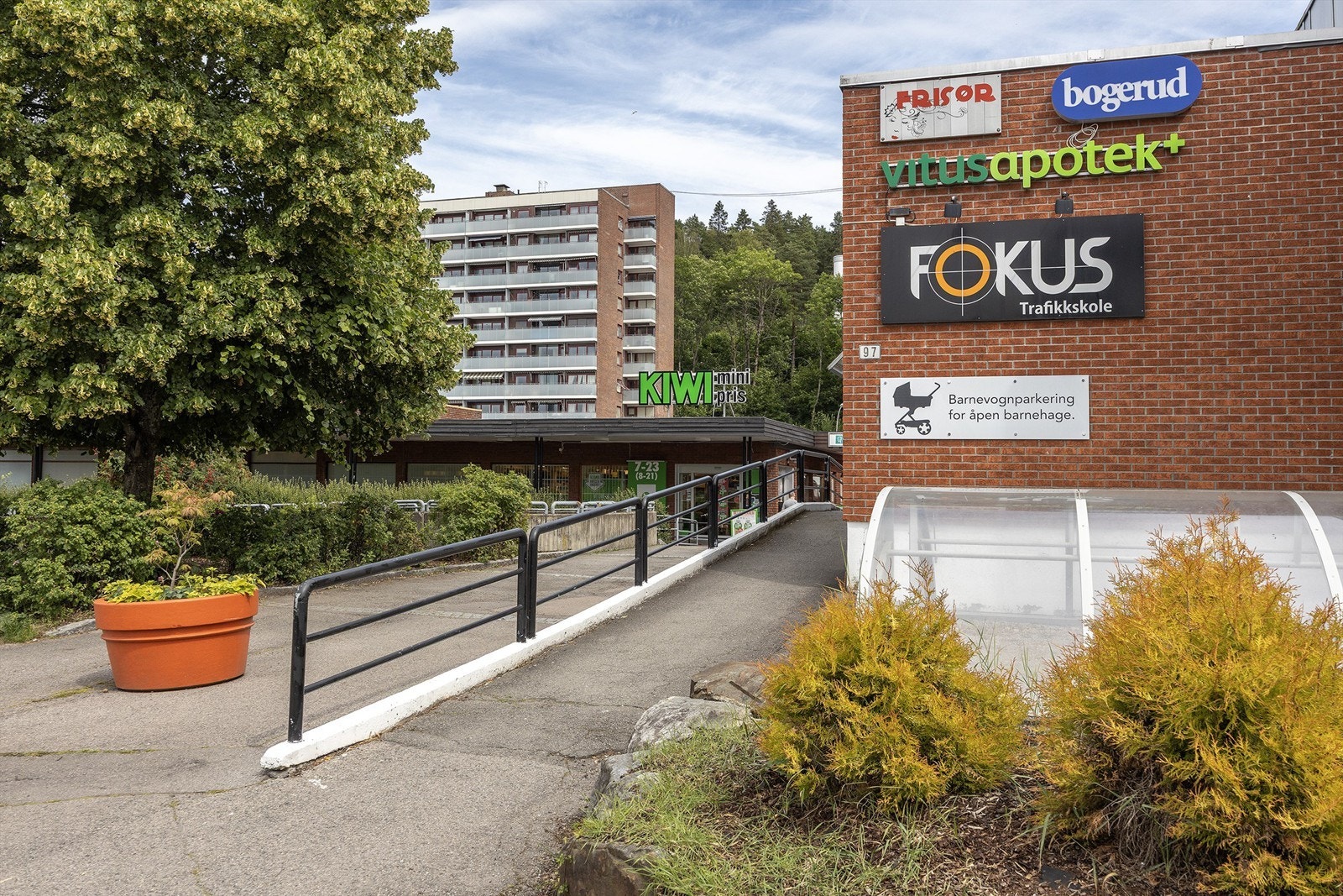 Frukt og grønt, Narvesen og Vitus apotek like ved i nabolaget Galleribilde