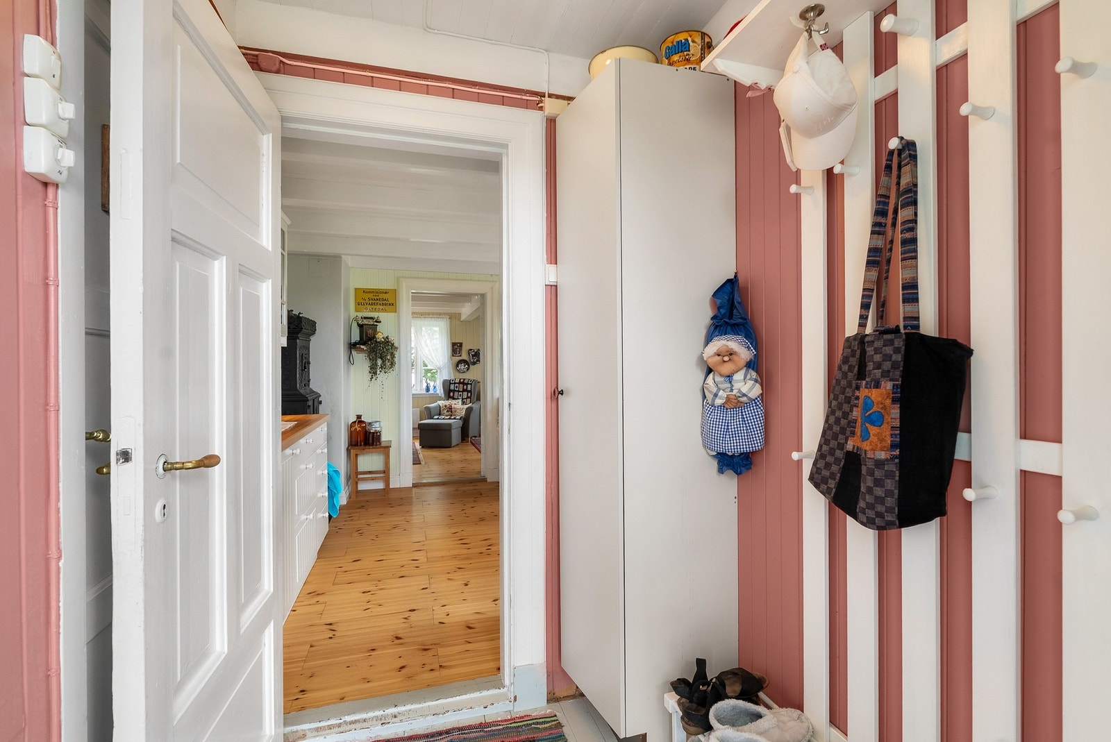 I første entré er det gode muligheter til å henge fra seg ytterklær. Fra denne entréen er det adkomst til kjøkken og bad. Galleribilde