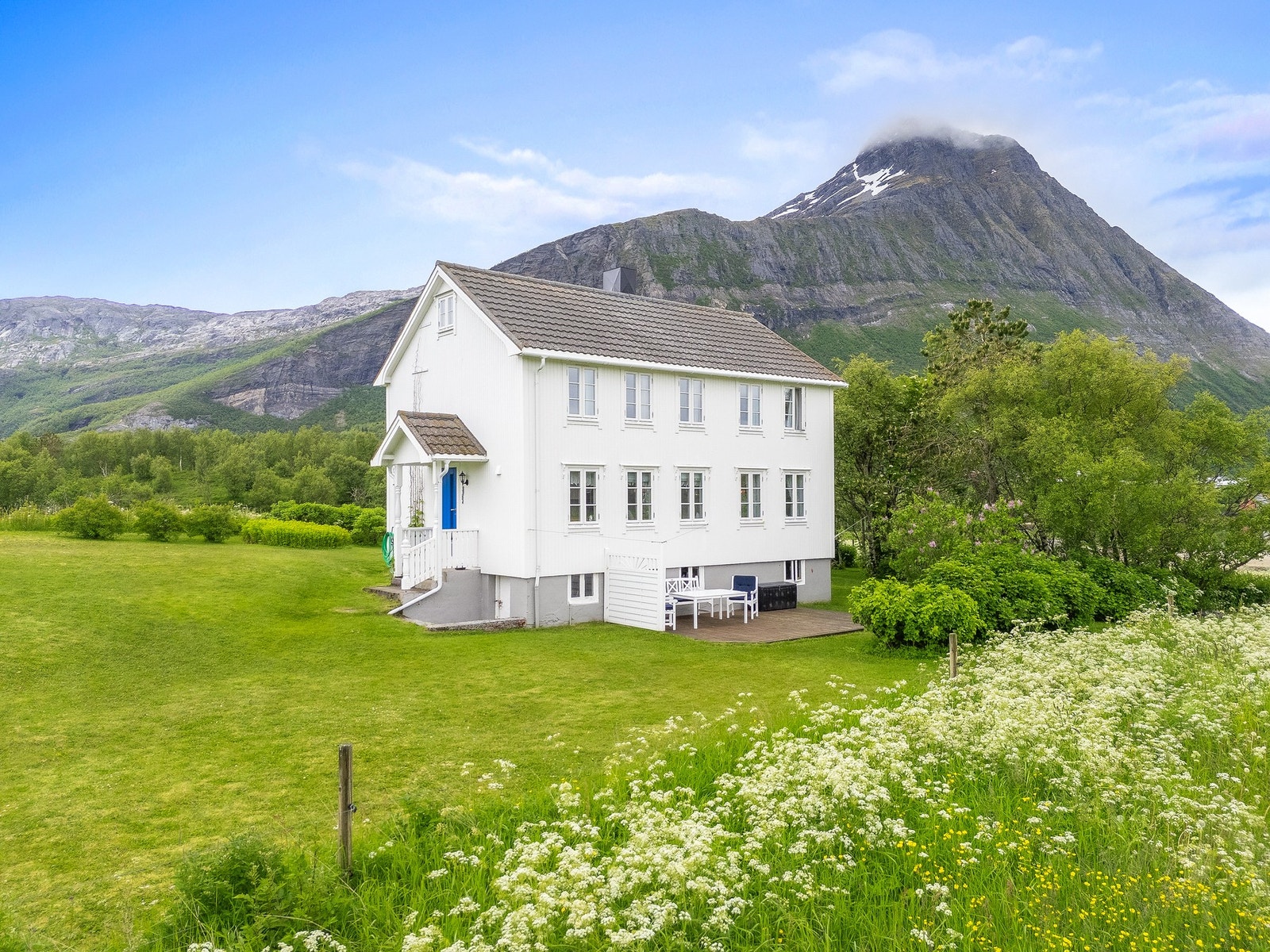 Den flotte og solrike tomten byr på nydelig utsikt, og en frodig og pent opparbeidet hage. Galleribilde