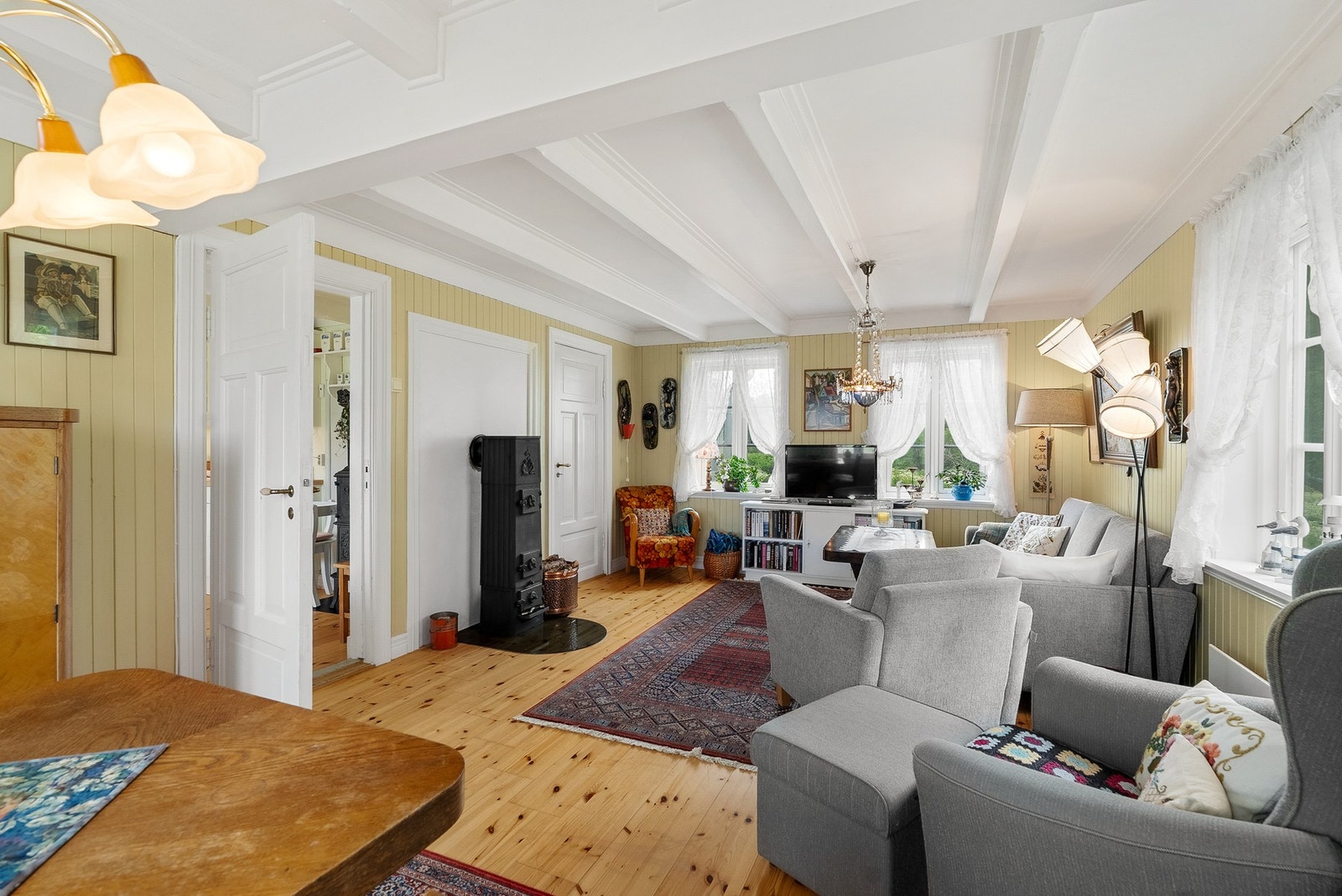 Dette, kombinert med mange vindusflater, gir rommet en luftig atmosfære. Galleribilde