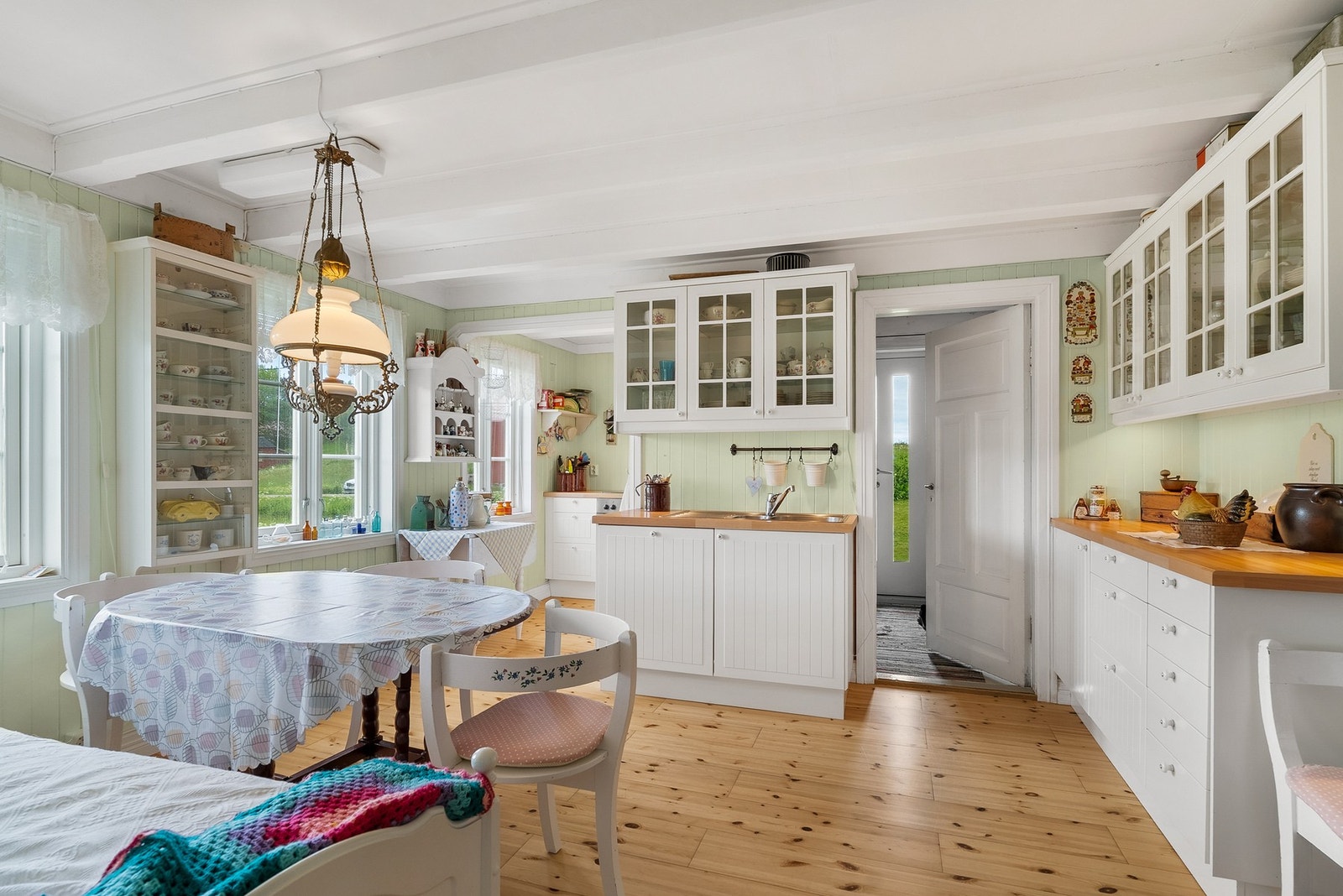 Kjøkkeninnredning med fronter i profilert utførelse, normalt utbygget med benker og overskap. Galleribilde