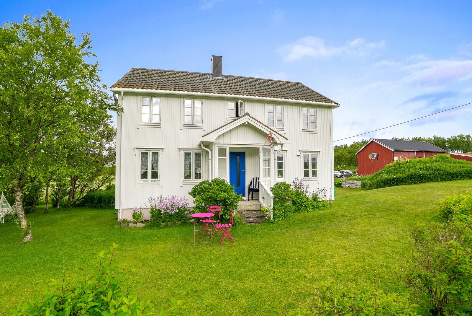 En velholdt, sjarmerende og unik bolig med en idyllisk beliggenhet. Galleribilde