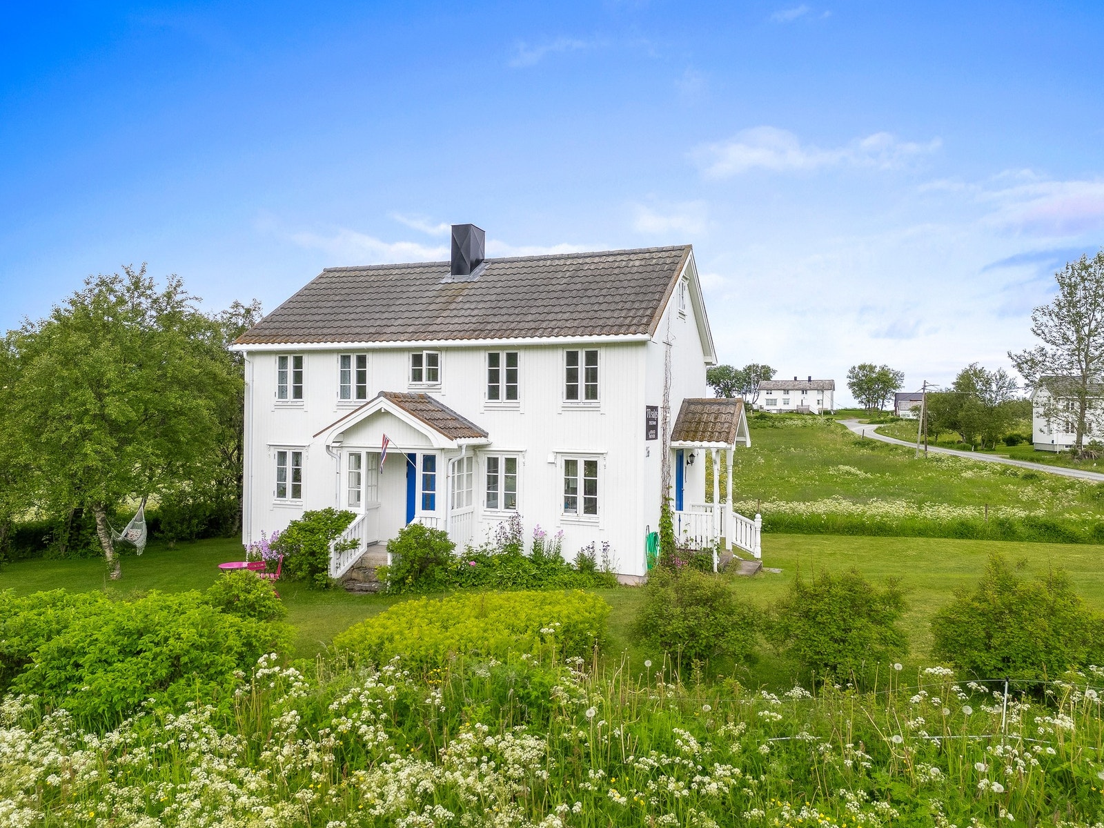 Det er kort vei til butikk og hurtigbåt, samt mulighet for båtplass hos båtforeningen. Galleribilde