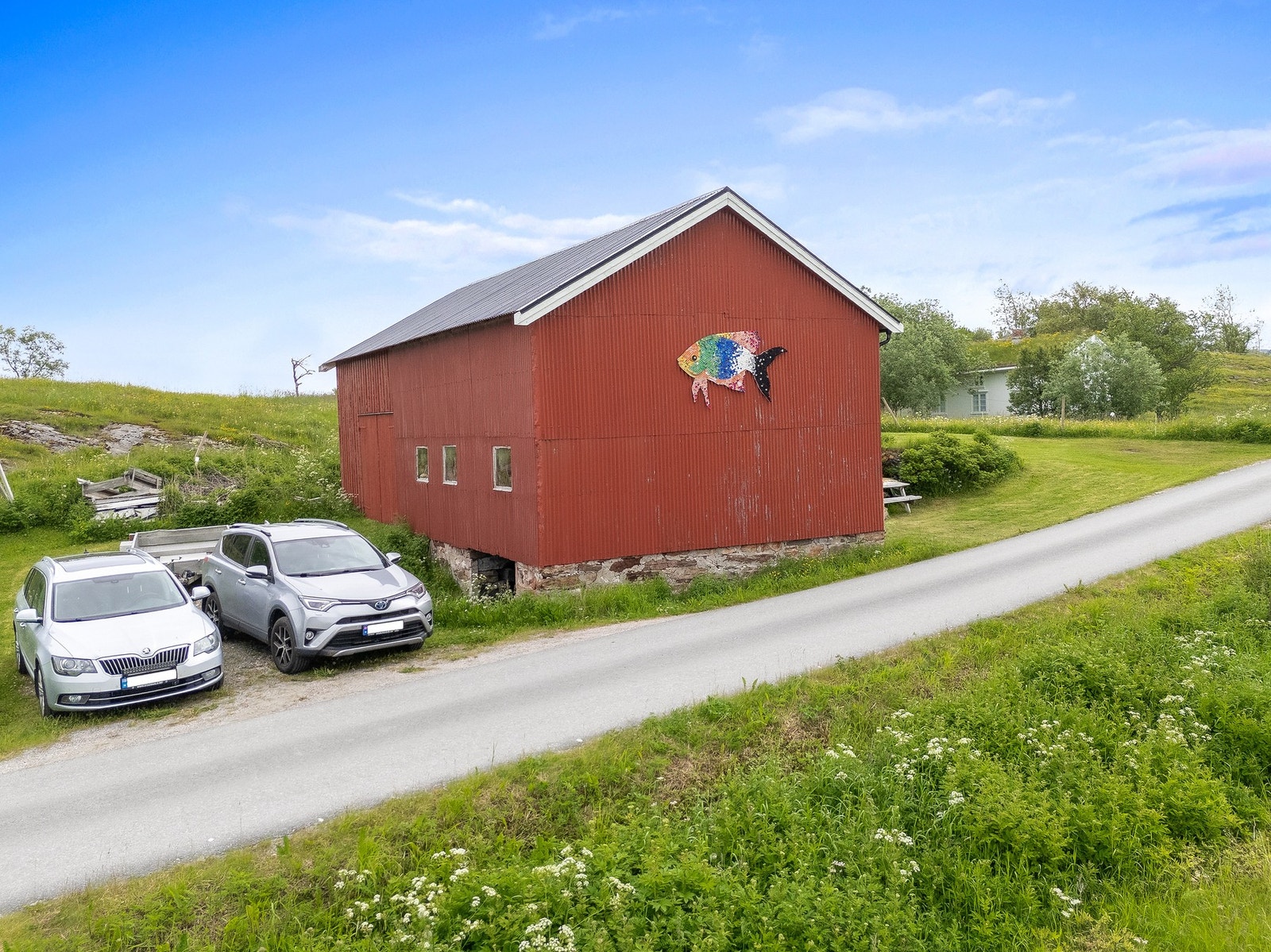 På hver side av fjøset er det tinglyst rett til parkering. Galleribilde