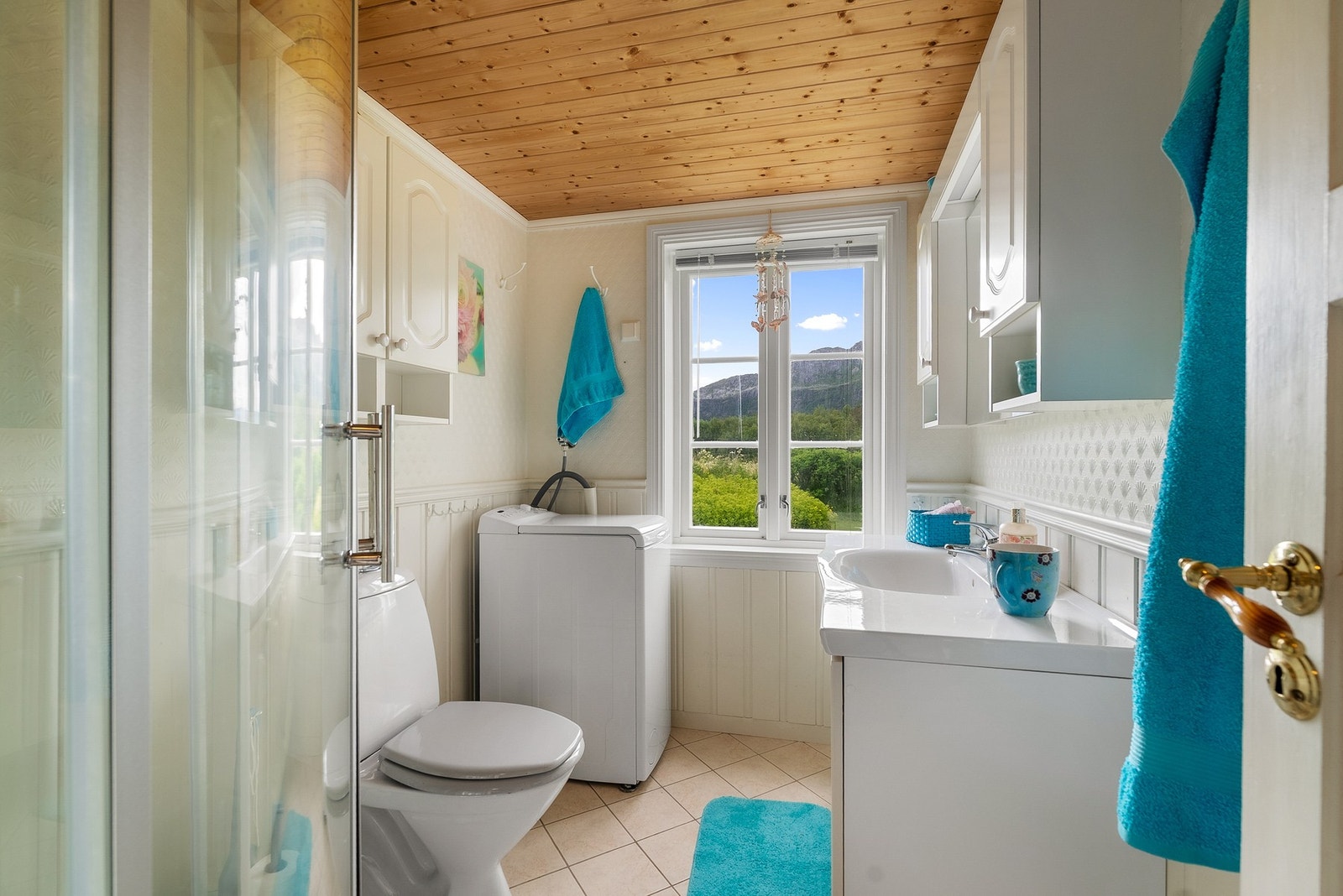 Baderommet har flislagt gulv med behagelig gulvvarme. Galleribilde