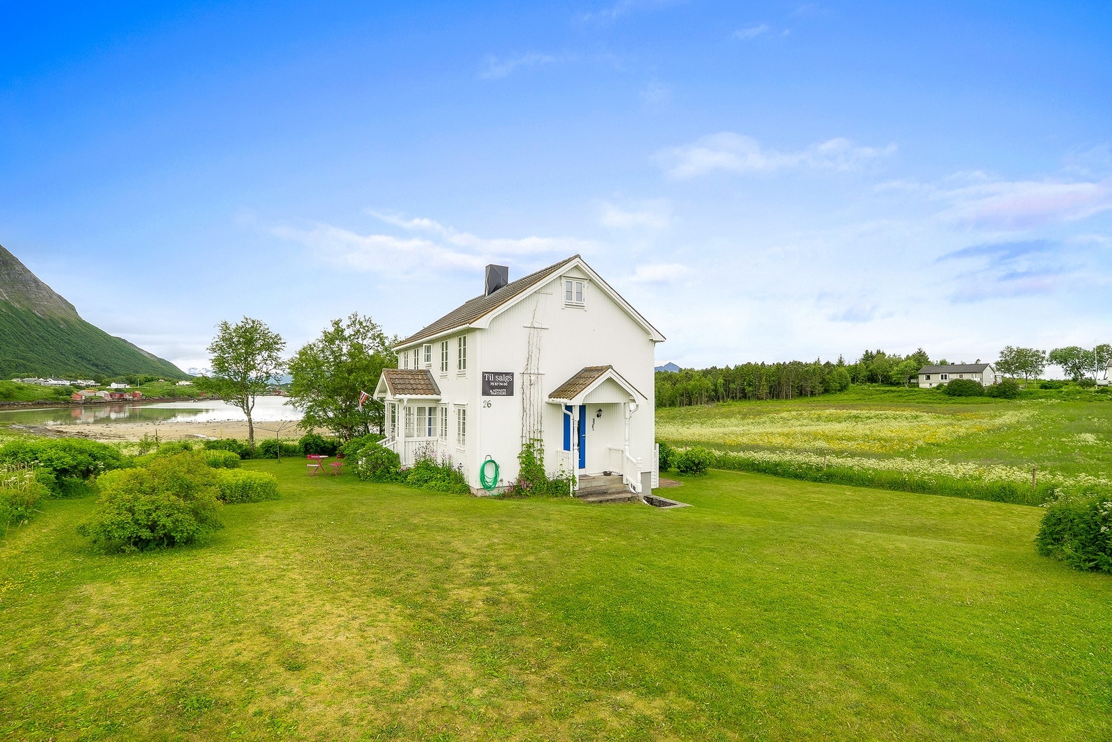 En sjelden mulighet for deg som ønsker en stille tilværelse med sjøen som nærmeste nabo - en perle du ikke vil gå glipp av. Galleribilde