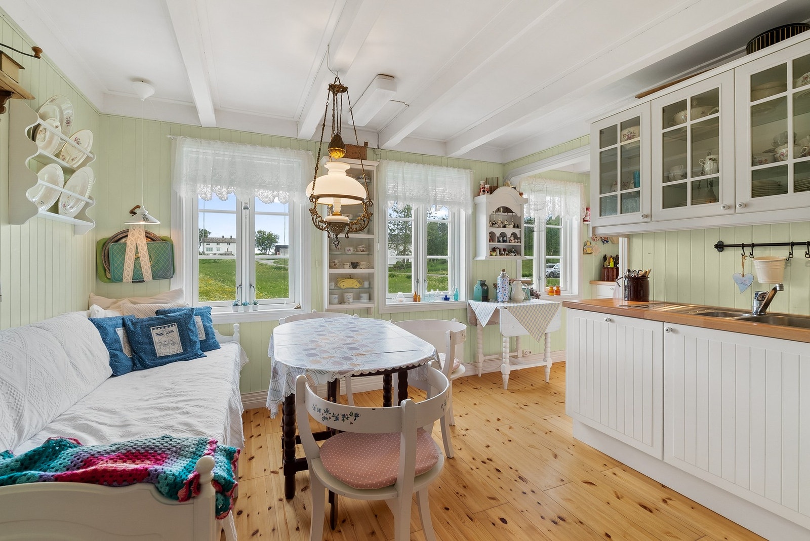 Kjøkkenets utforming sørger for rikelig med oppbevaringsplass i skuffer og skap. Galleribilde